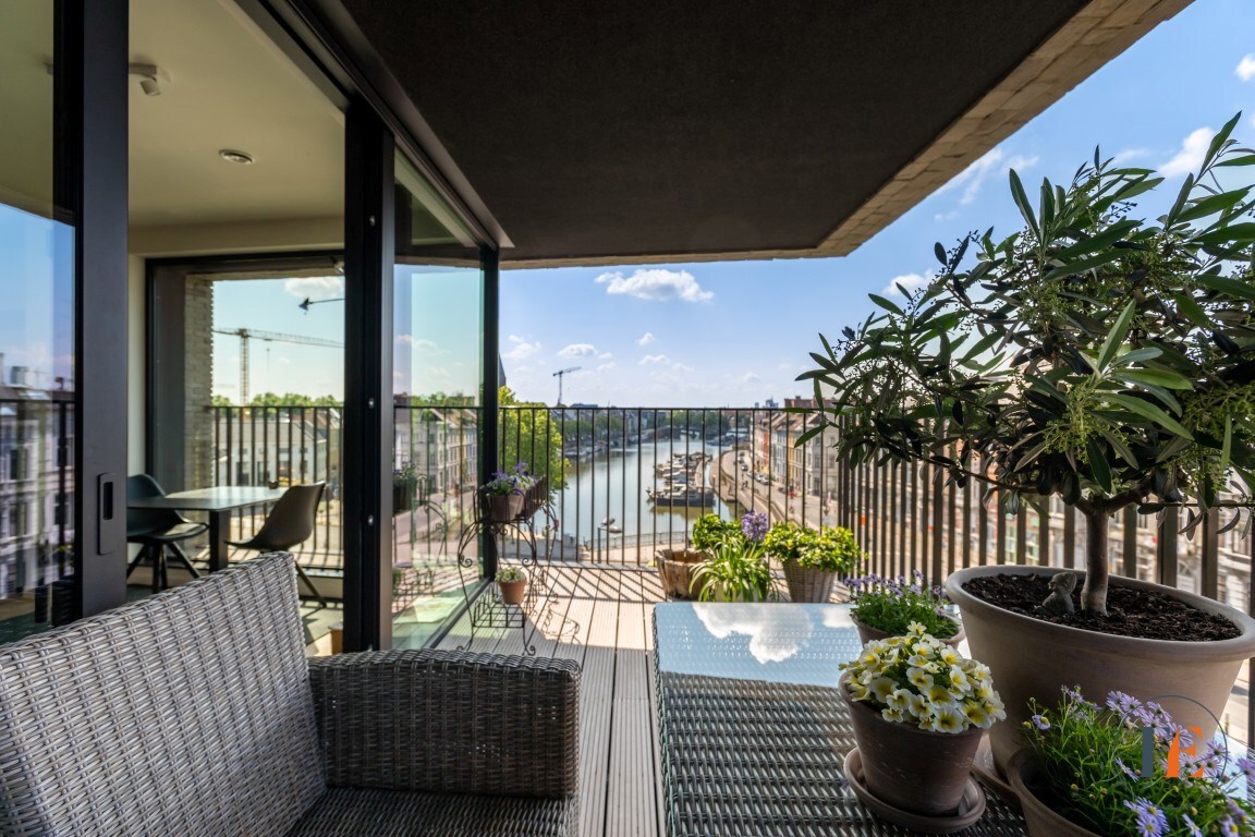 Mooi gelegen appartement langsheen het water met terrassen en parkeerplaats te Gent 