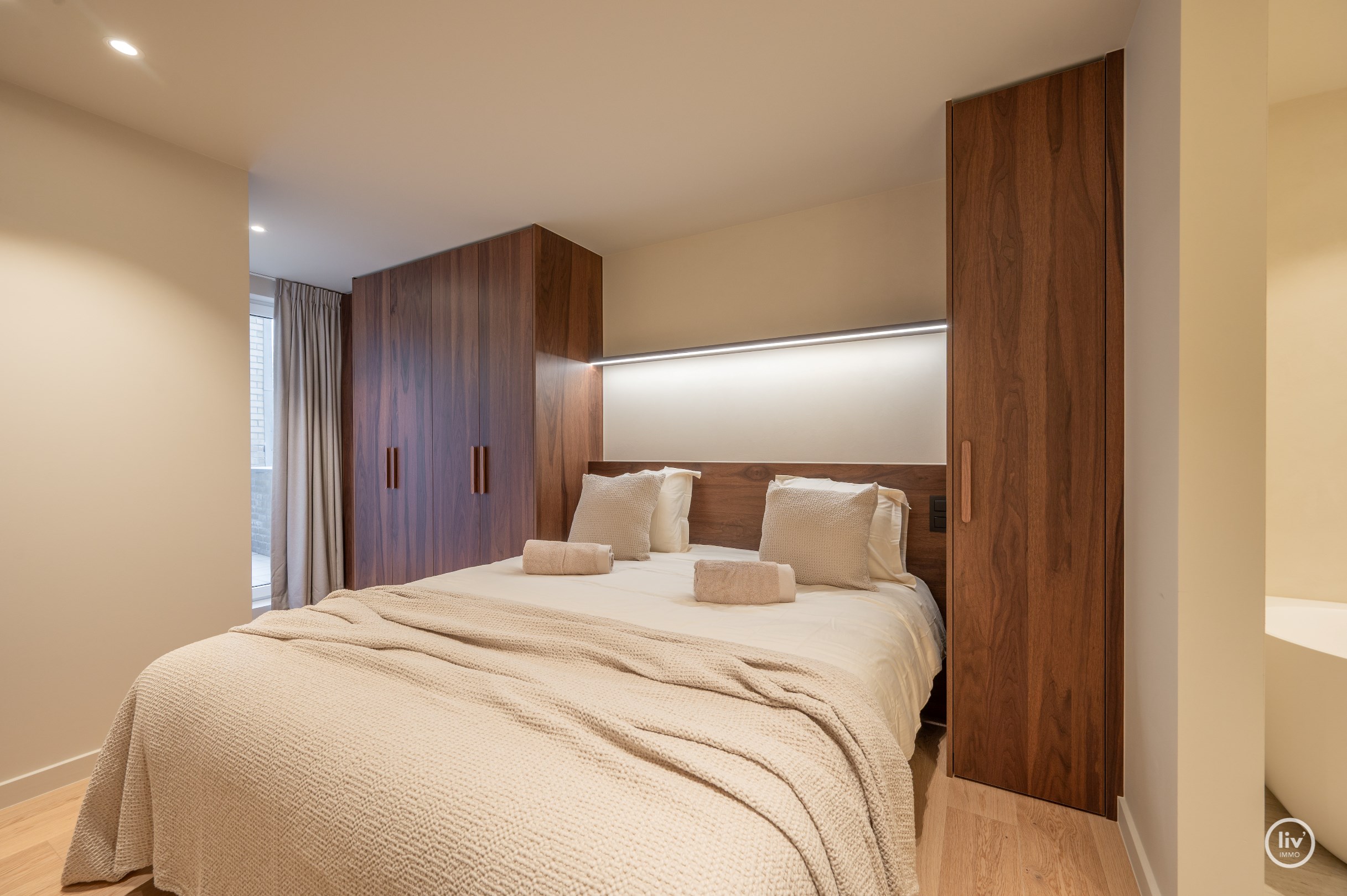 Stijlvol gerenoveerd hoekappartement  (130 m2) met royale gevelbreedte en zuidgerichte terras. 