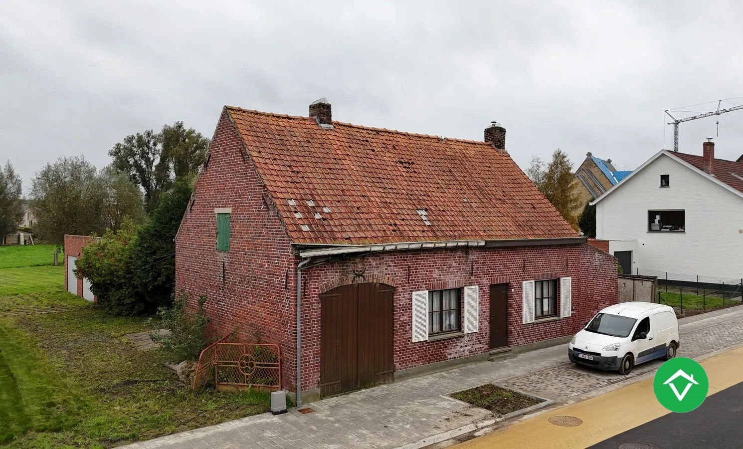 Te renoveren woning met 3  slaapkamers en bijhorend stuk grond te Koekelare 
