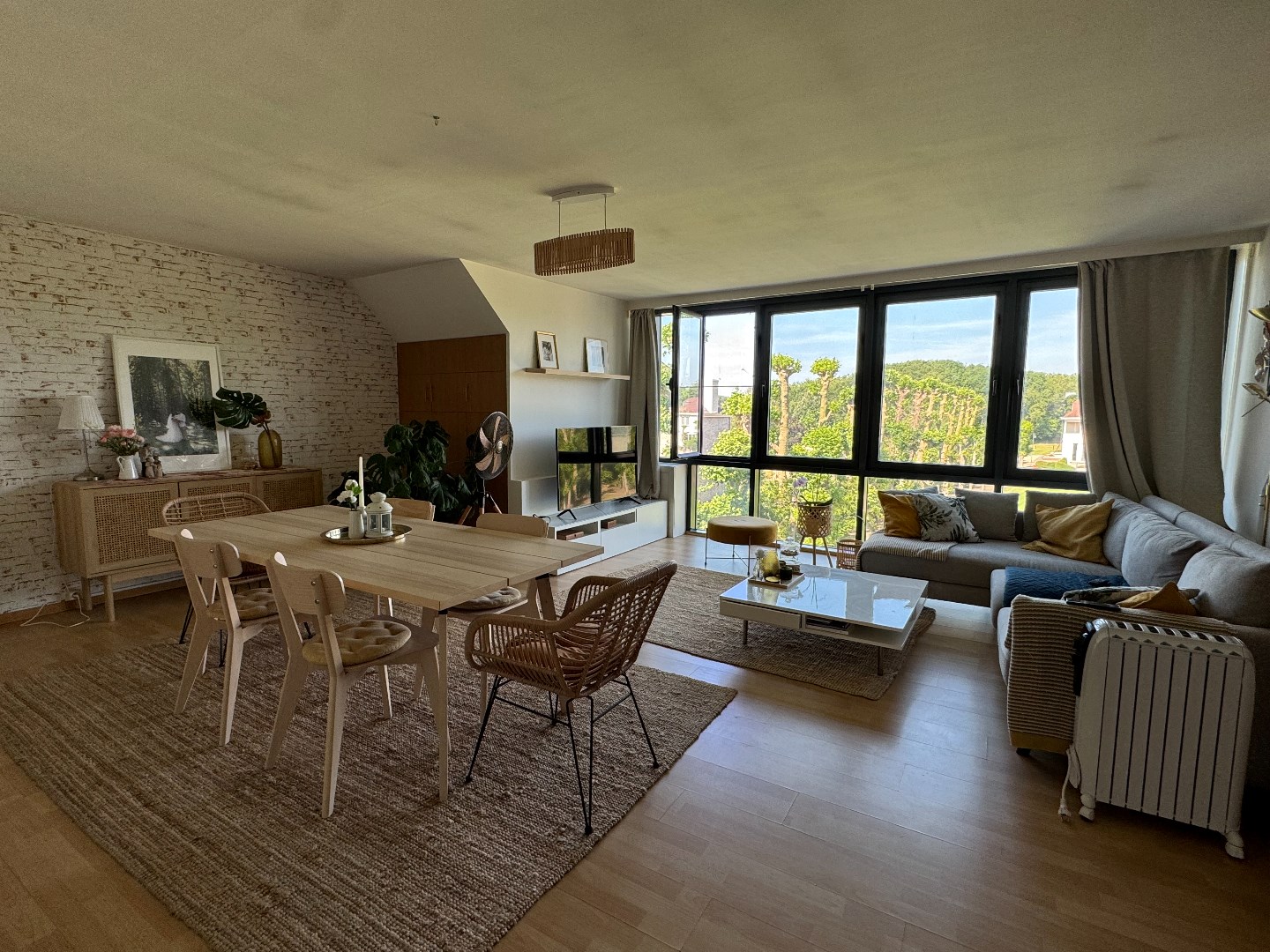 Opbrengsteigendom met 8 appartementen en 10 garages te koop in Zulte. 