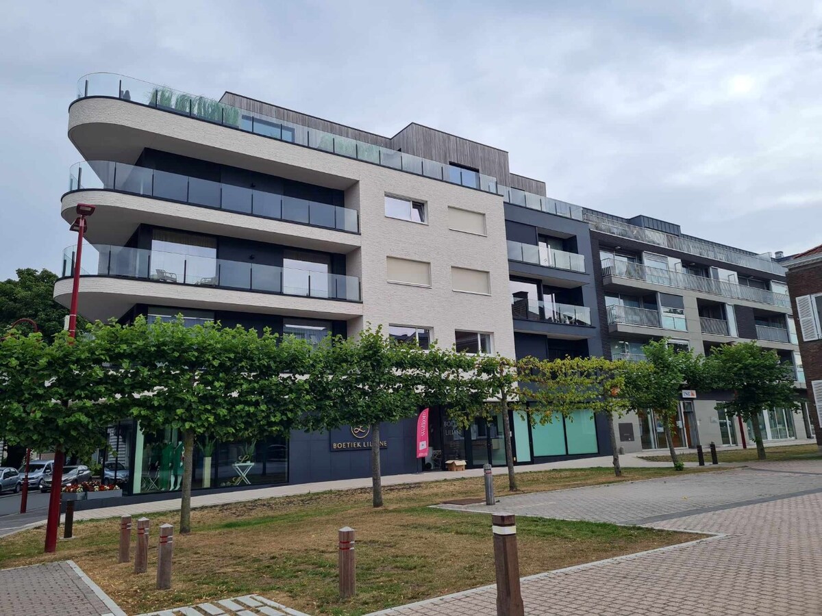 VERHUURD! Nieuwbouw 2-slaapkamer appartement met garage 