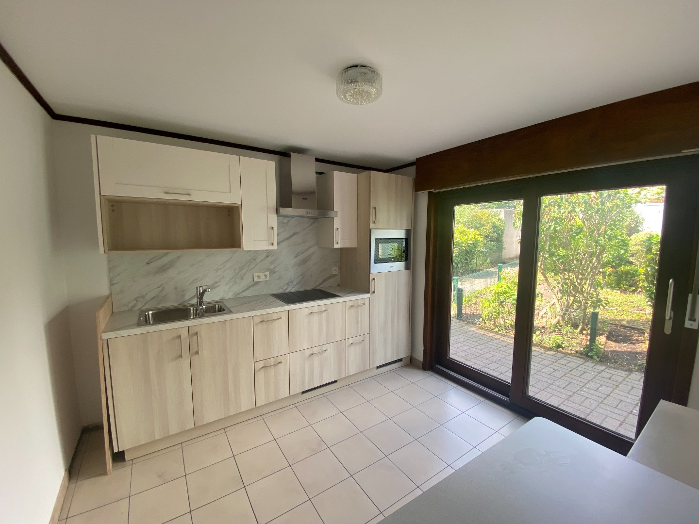 Geliijkvloers appartement met garage en tuin in het centrum van Sint-Eloois-Vijve 