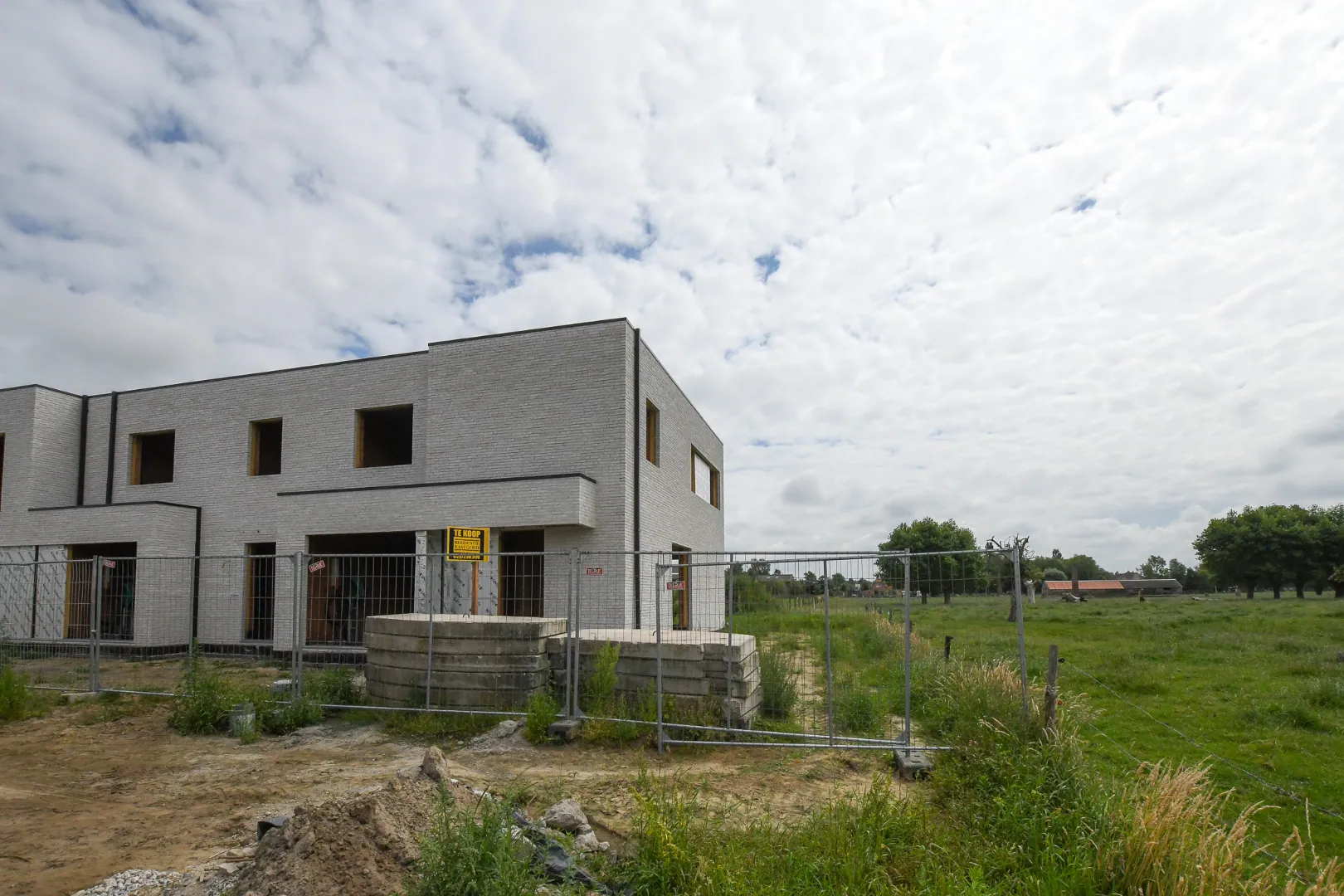 Halfopen woning met 4 slaapkamers, zongerichte tuin en garage