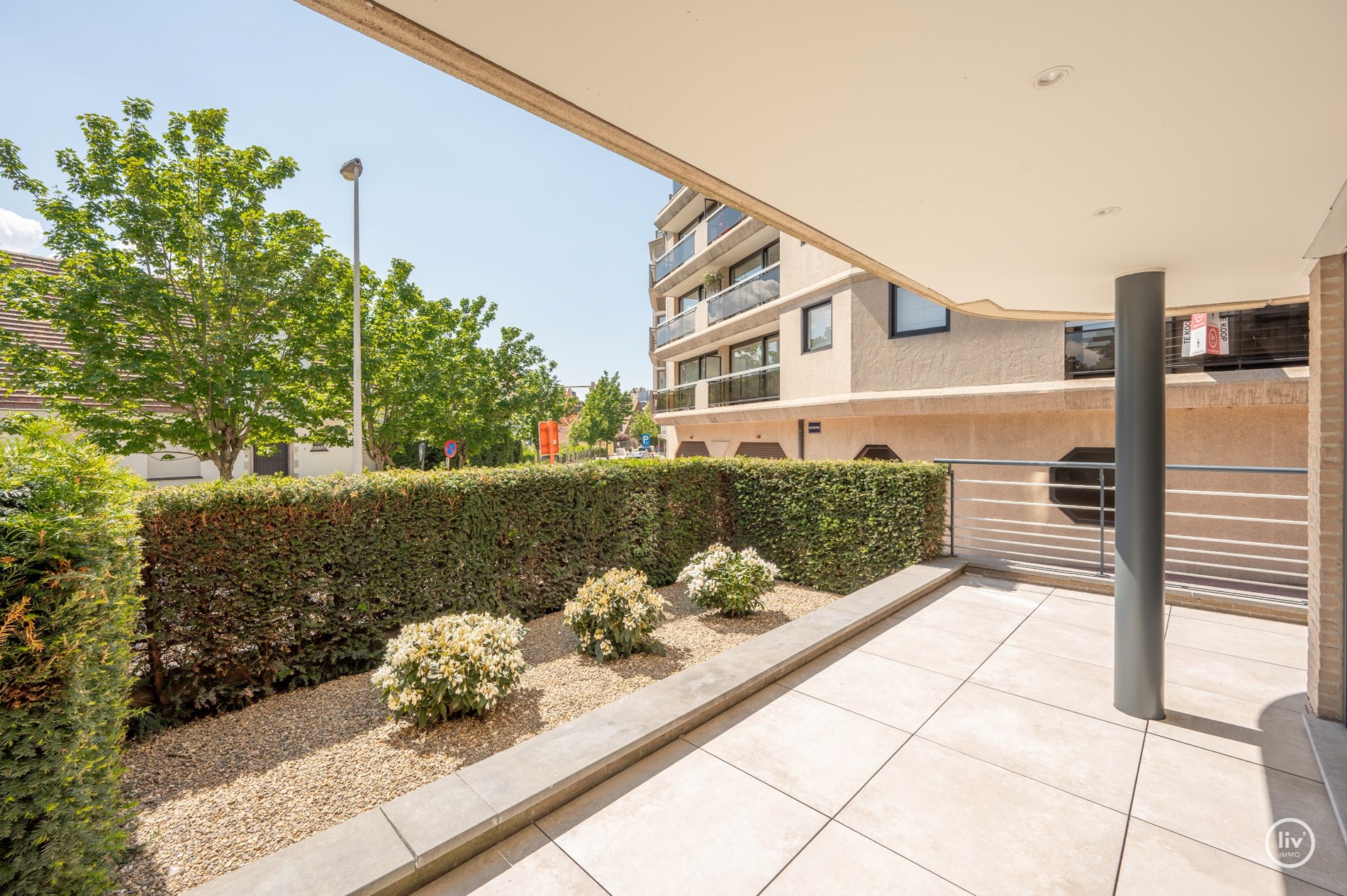Stijlvol gerenoveerd hoekappartement  (130 m2) met royale gevelbreedte en zuidgerichte terras. 
