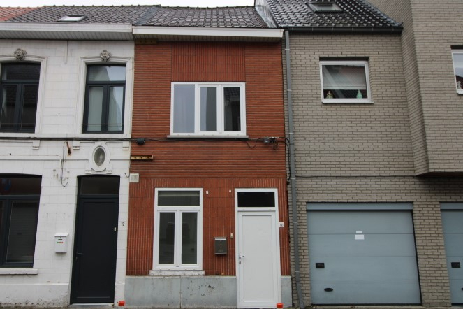 Rijwoning met 2 slaapkamers en koer te Roeselare 