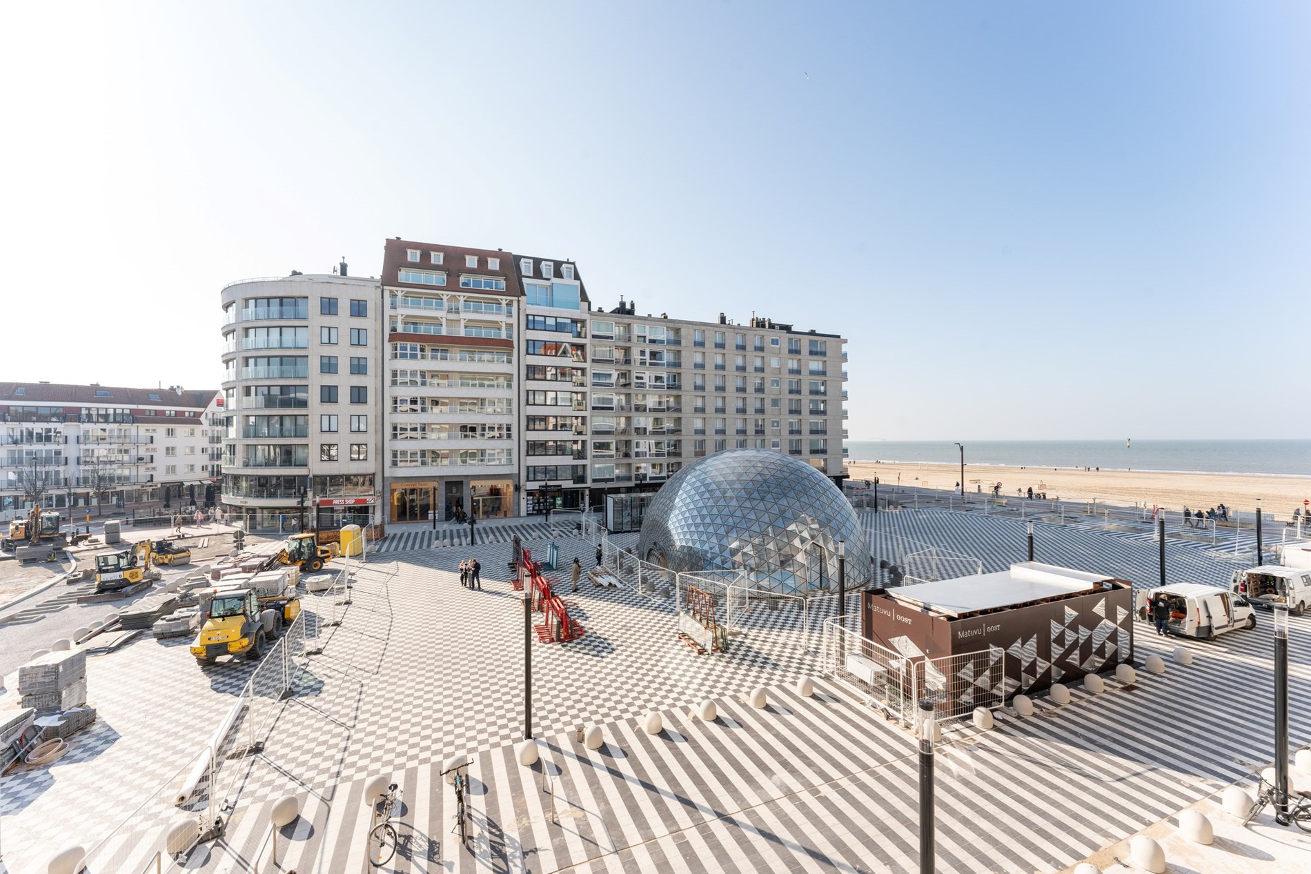 Appartement de luxe avec terrasse ensoleill&#233;e et vue sur la mer situ&#233; sur la place Albert &#224; Knokke. 