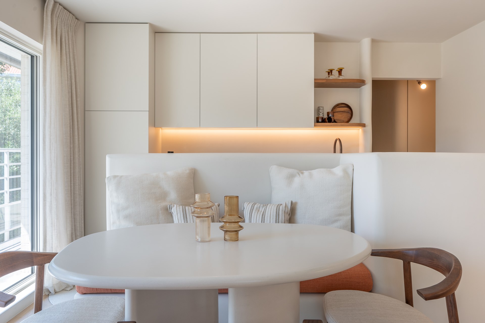 Magnifique appartement d&#39;angle r&#233;nov&#233; situ&#233; au premier &#233;tage dans le Cottagepad &#224; Knokke-Het Zoute. 