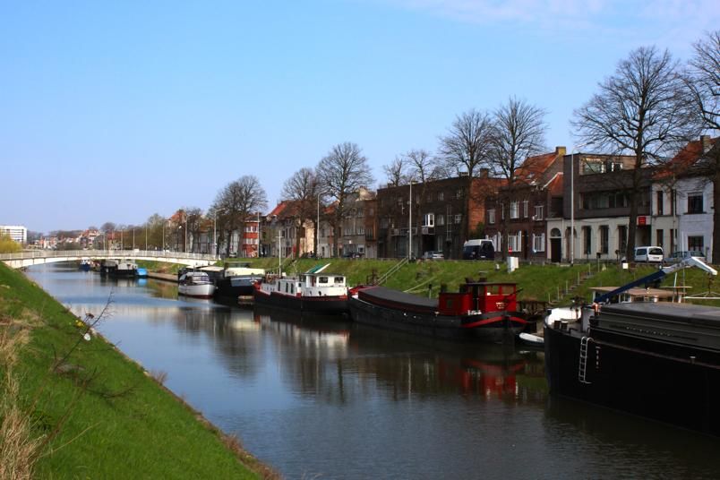 Leuke, te renoveren woning aan het water 