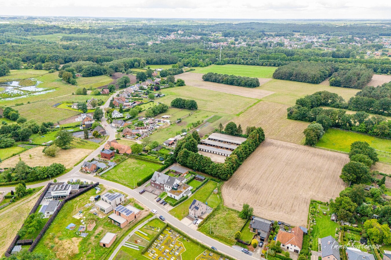 Paardenaccommodatie met 46 stallen, buitenpiste en hangaar op ca. 55 are te Linkhout (Lummen) 