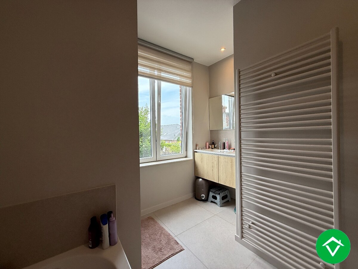 Prachtig gerenoveerde rijwoning nabij het centrum met 3 slaapkamers, tuin en garage te Roeselare 