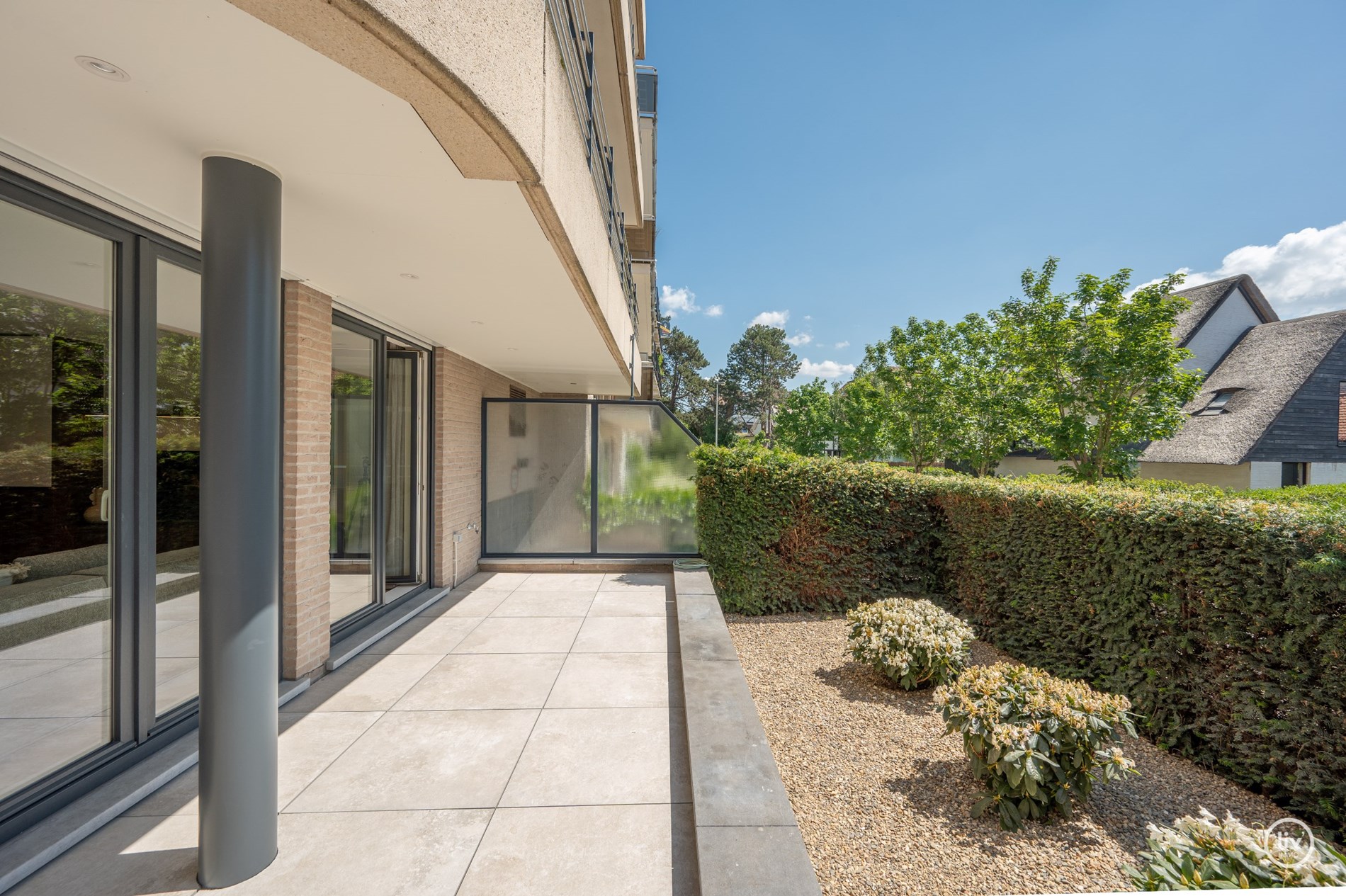 Stijlvol gerenoveerd hoekappartement  (130 m2) met royale gevelbreedte en zuidgerichte terras. 