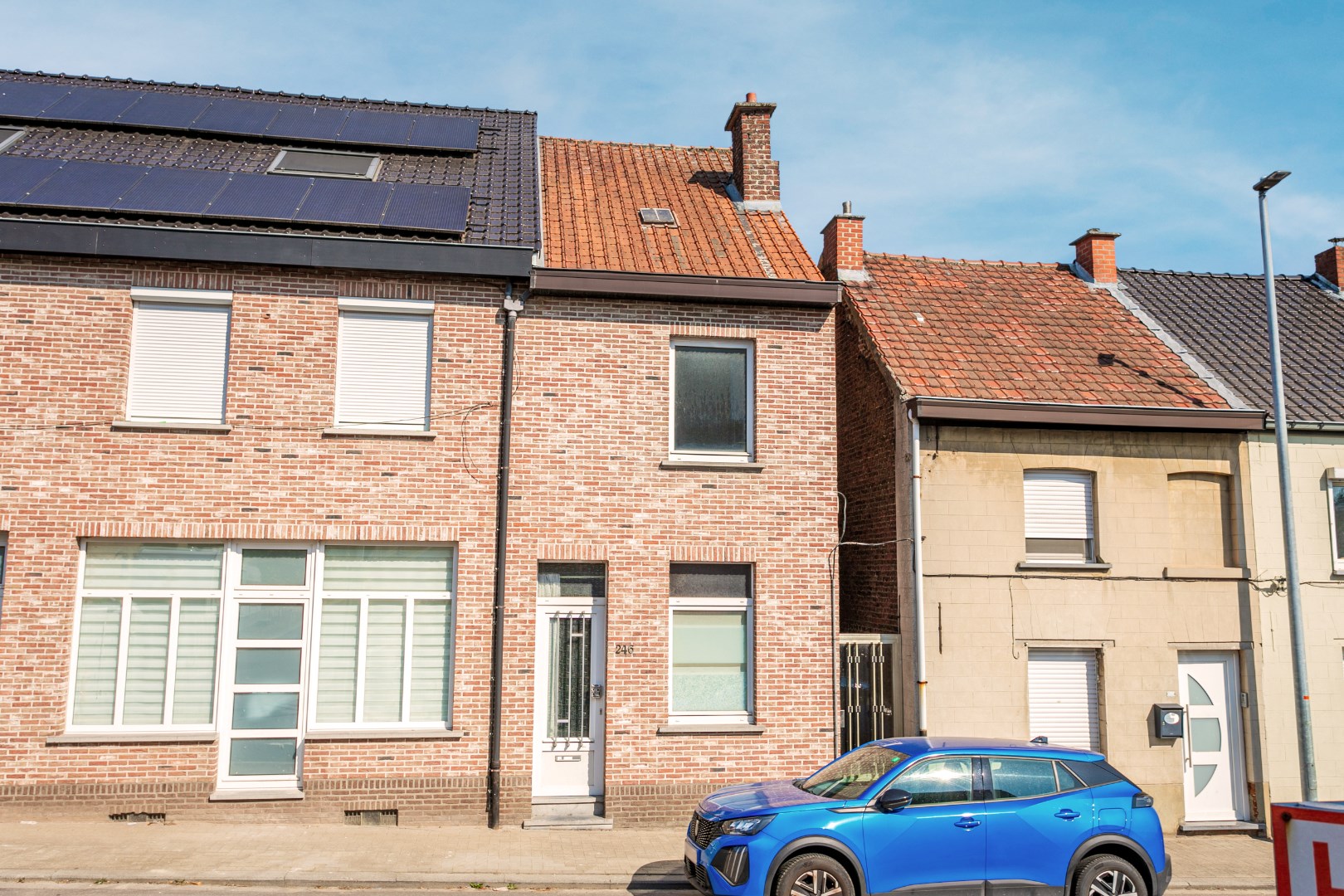 Op te frissen woning met 2 &#224; 3 slpk en tuin te Buizingen. 