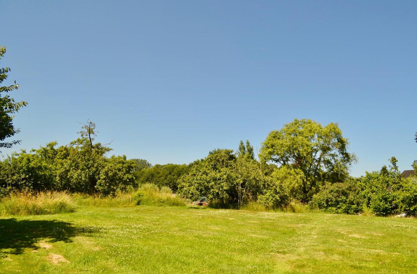 Leuke &#233;&#233;ngezinswoning met kleine schuur/paardenaccomodatie te Temse op ca. 4.549 m&#178; 