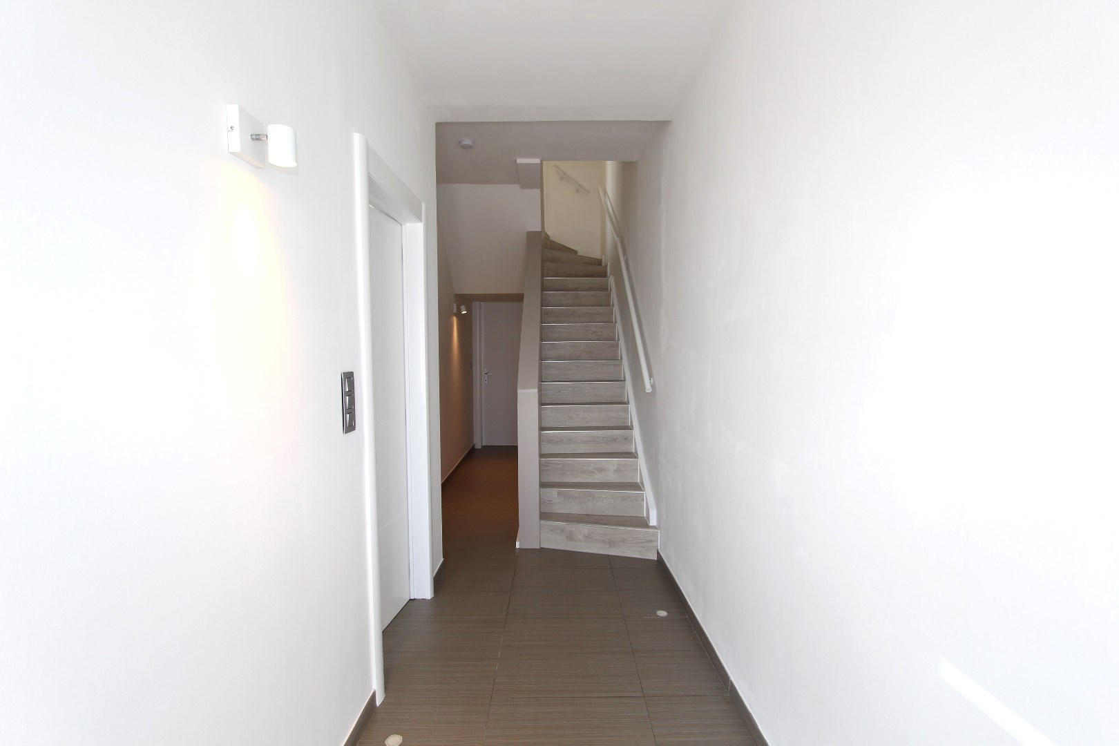 MOOI VERNIEUWDE WONING MET TUIN 