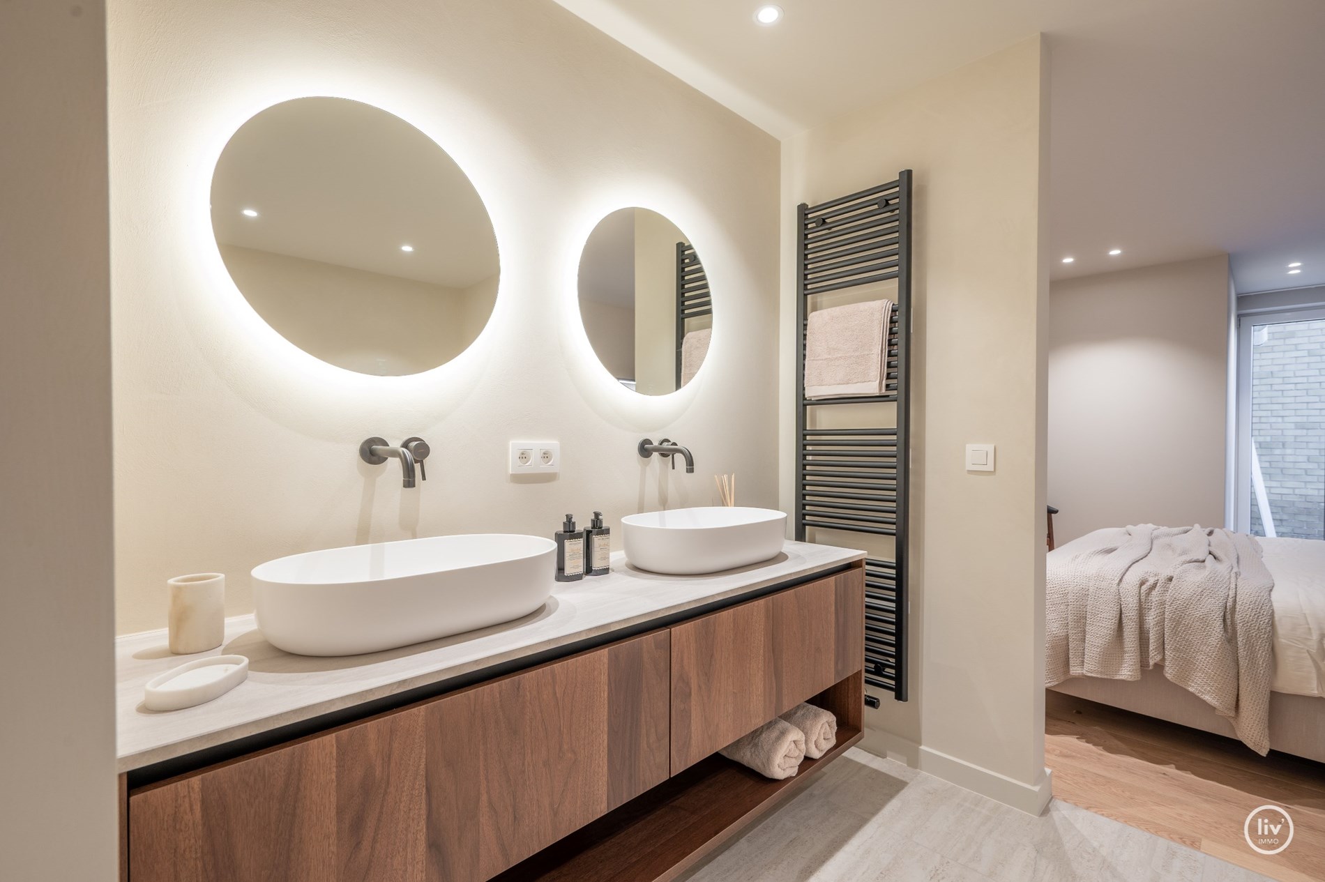 Stijlvol gerenoveerd hoekappartement  (130 m2) met royale gevelbreedte en zuidgerichte terras. 