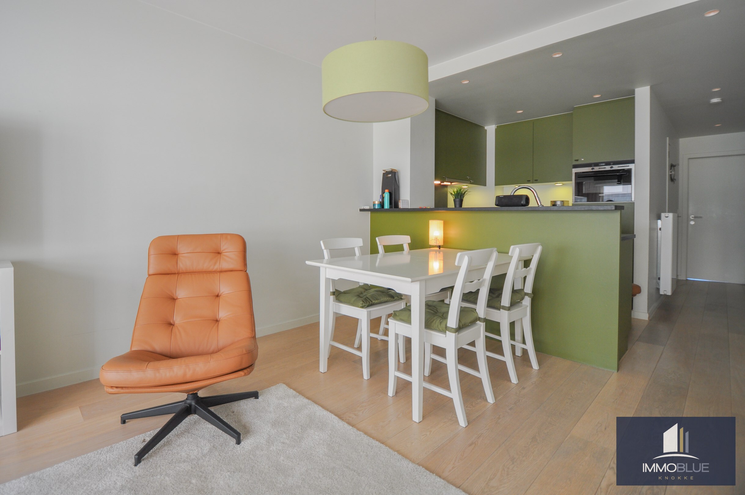 Centraal gelegen, instapklaar zonnig tweeslaapkamerappartement op enkele stappen van de zee en het commercieel centrum. 