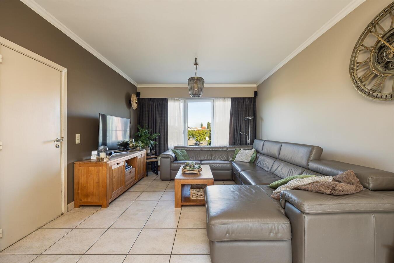 Zeer ruime bel-&#233;tage woning in een rustige woonwijk! 
