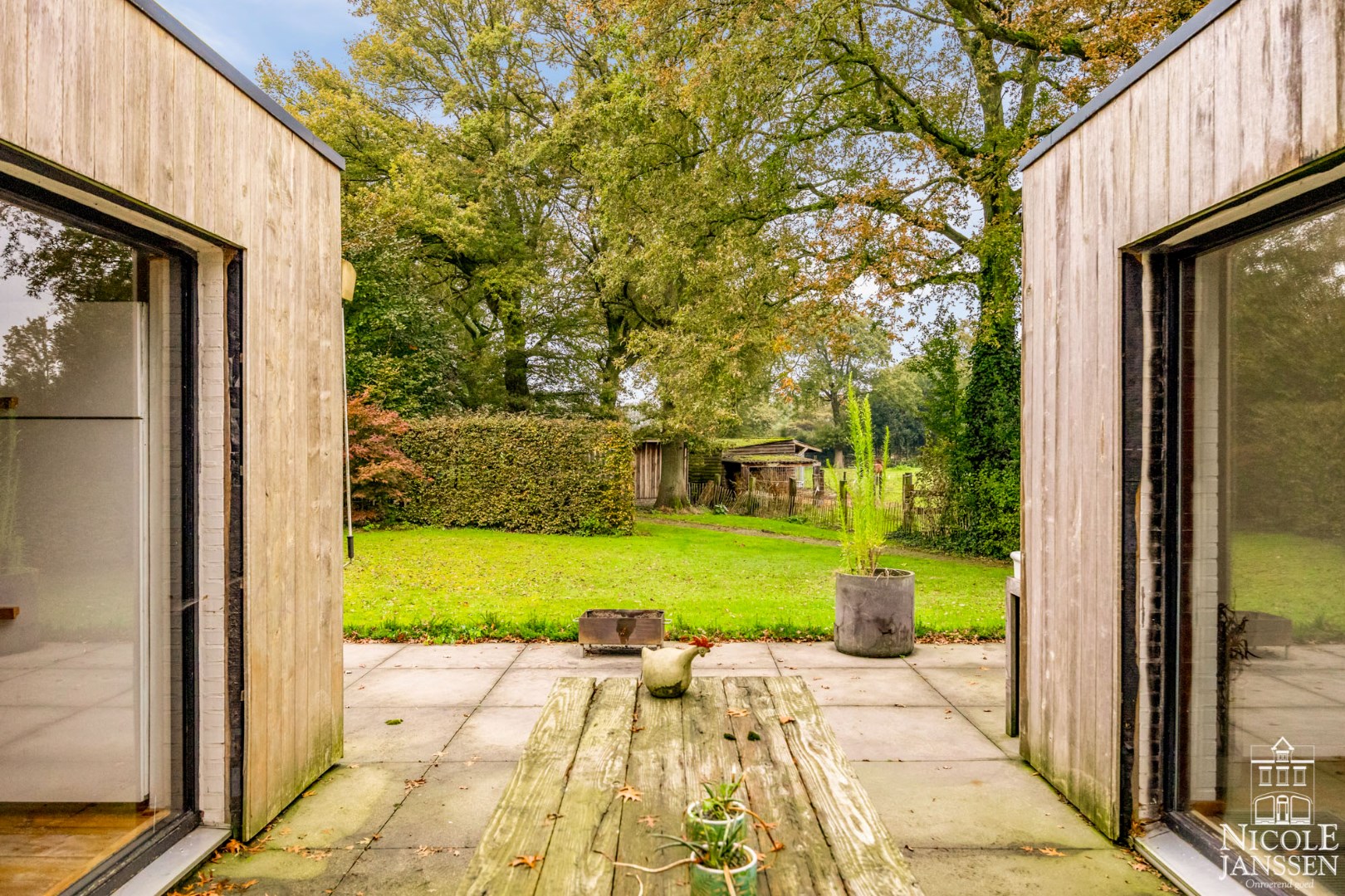 Moderne gezinswoning met mooi terras en vrij uitzicht aan voor- en achterzijde 