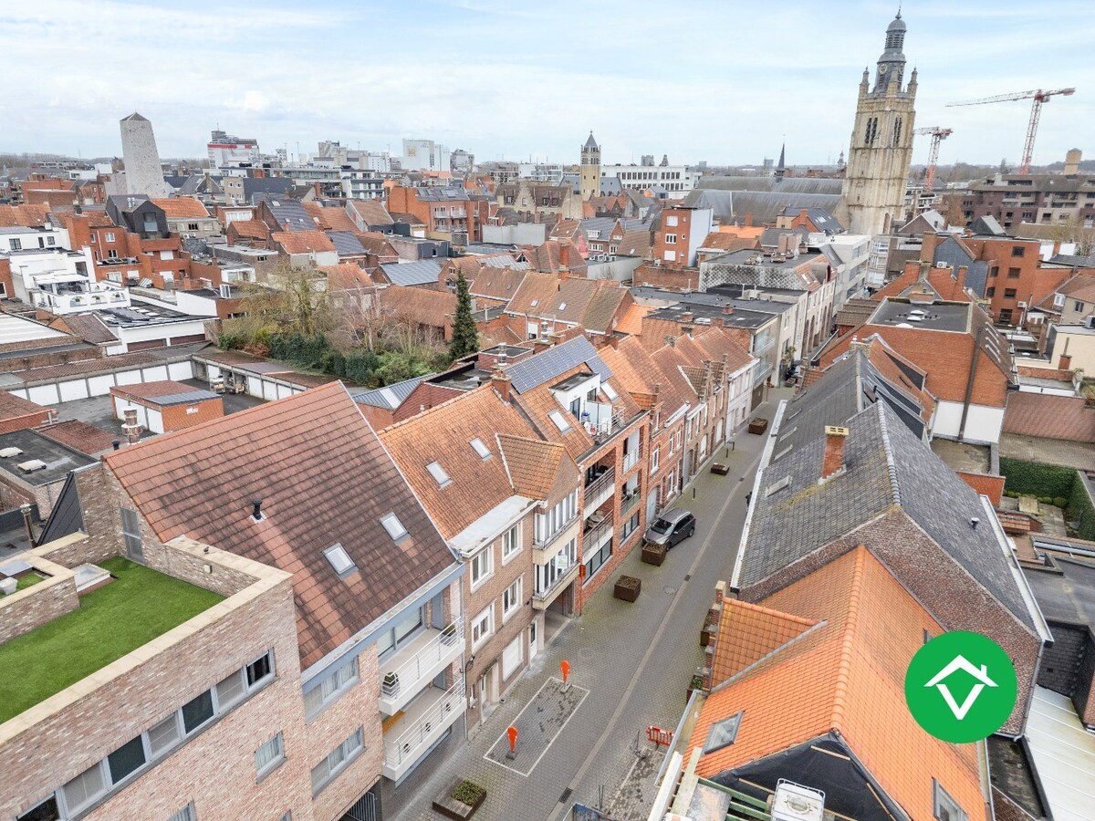 Ruimewoning in centrum Roeselare met 3 slaapkamers, dakterras en autostaanplaats 