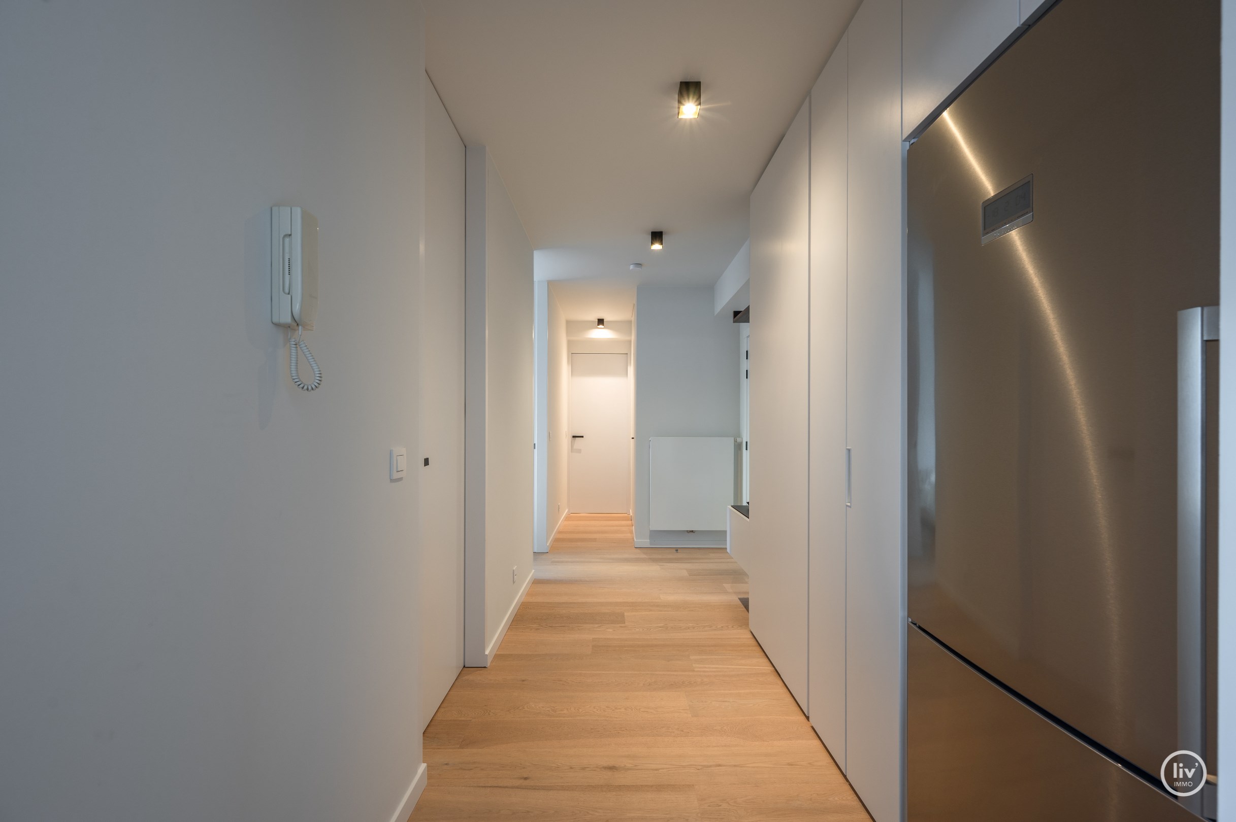 Mooi gerenoveerd HOEKappartement met 3 slaapkamers centraal gelegen op de Lippenslaan te Knokke. 