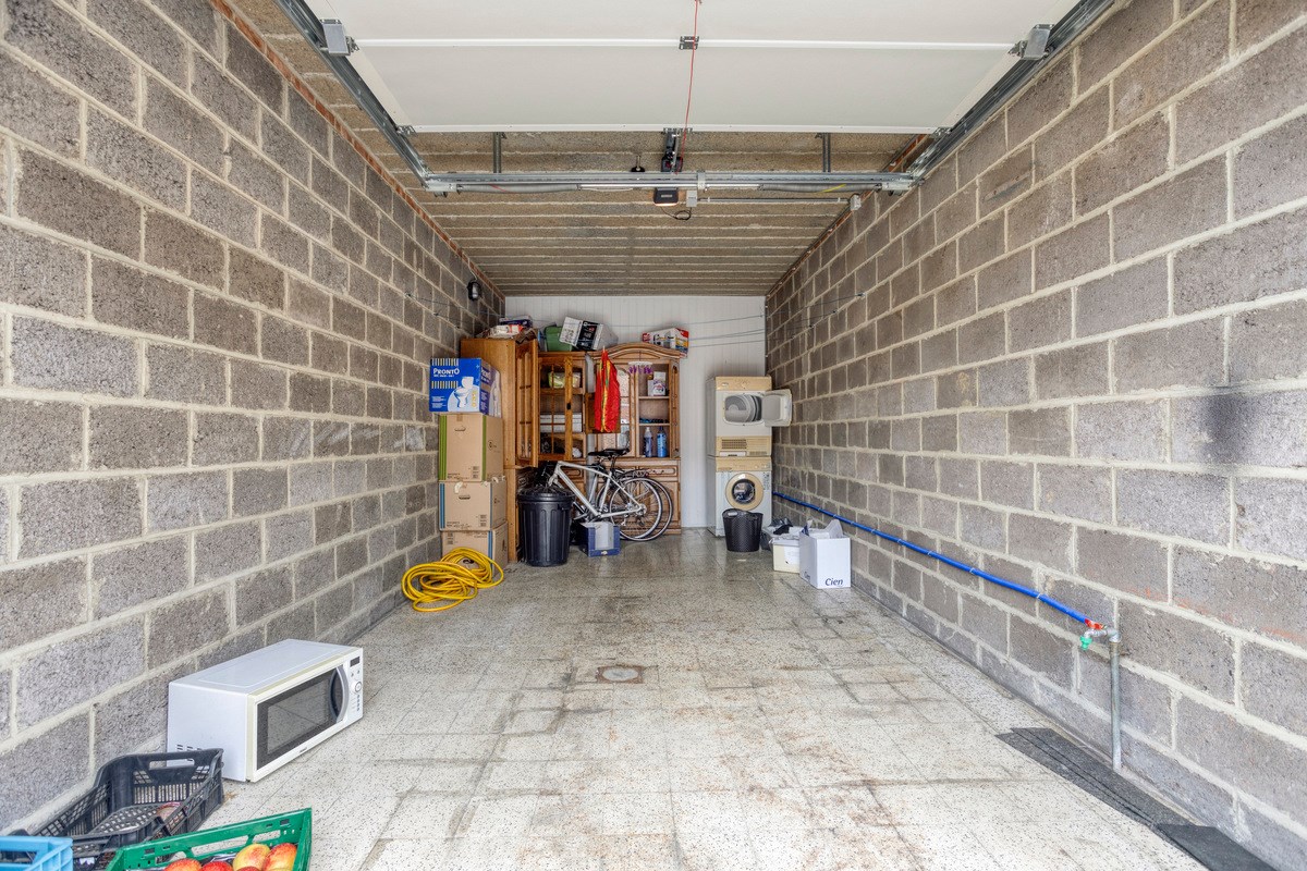 Opbrengsteigendom met 3 appartementen, garages en tuin 