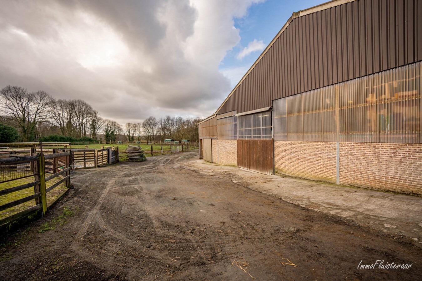 Prachtig paardencomplex met bedrijfswoning, ca. 33 stallen en binnenpiste op meer dan 5,6ha te Bever (Vlaams-Brabant) 