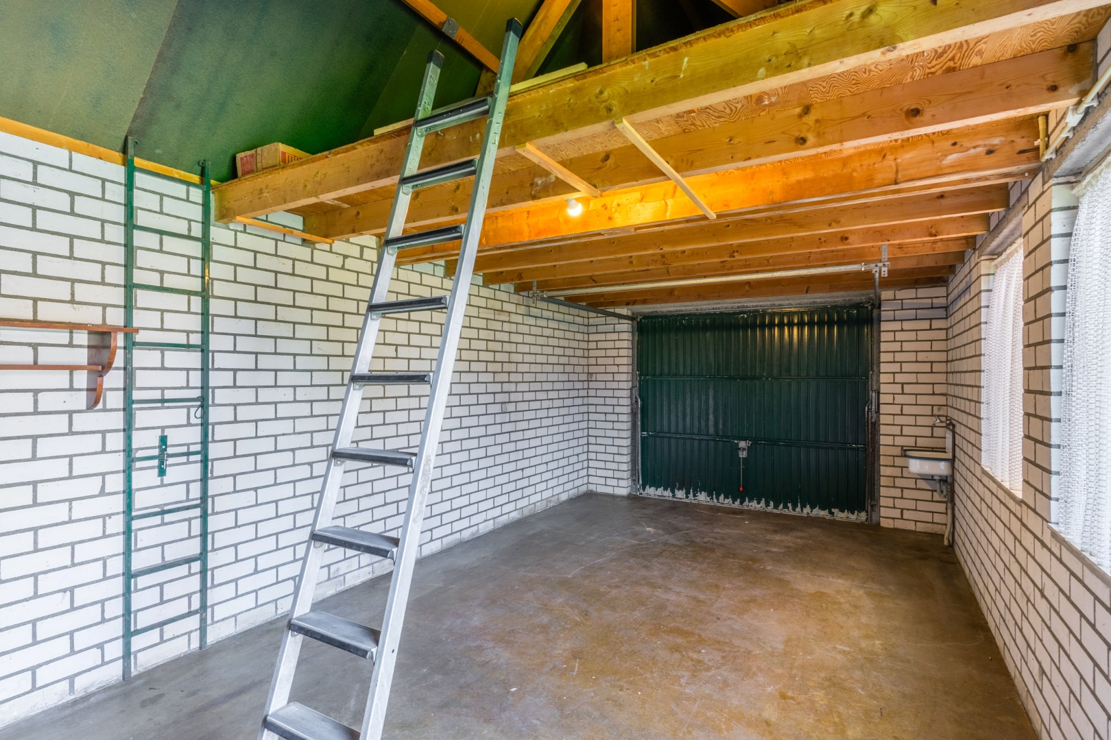 Vrijstaande woning met vrijstaande garage en tuin. Levensloopbestendig. Energielabel C. 