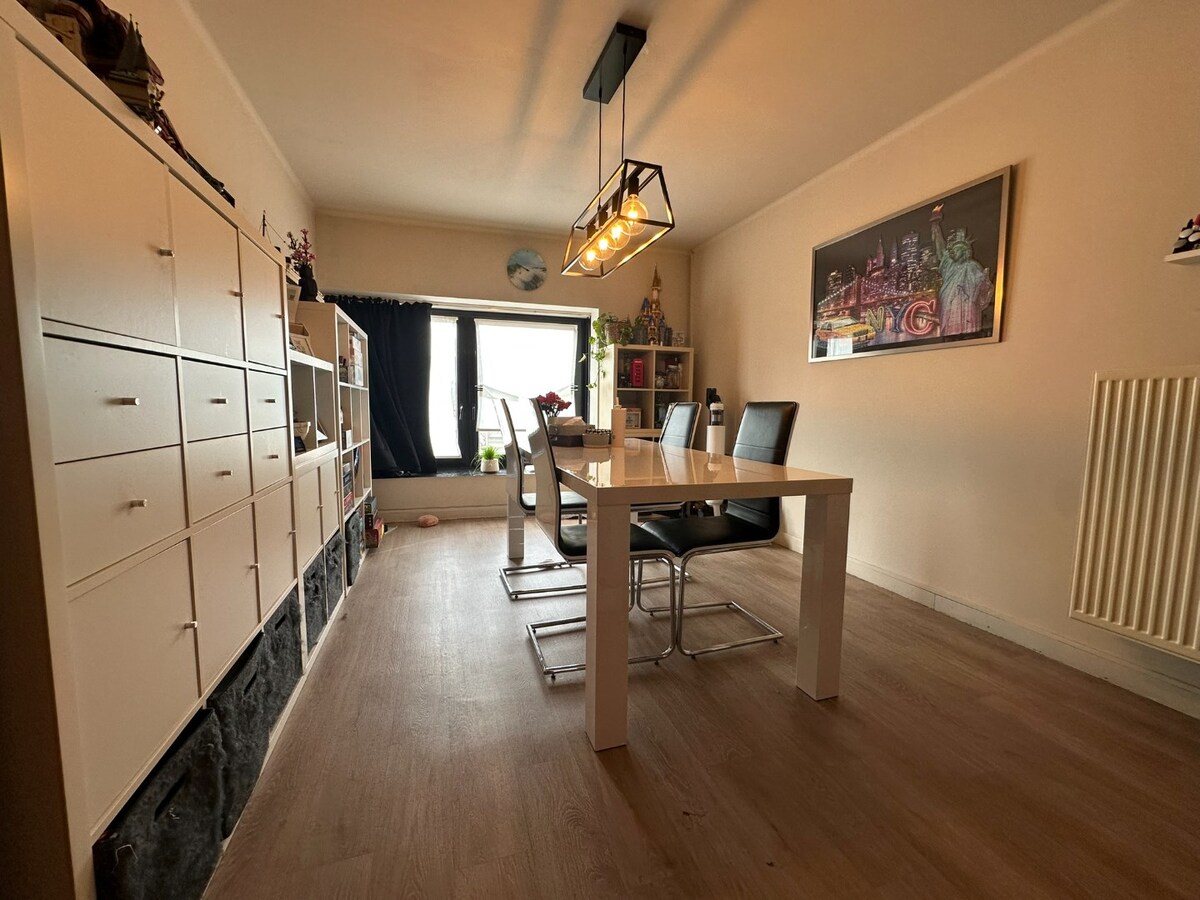 Interessante investeringsopportuniteit in hartje Malle: handelspand + 2 appartementen 