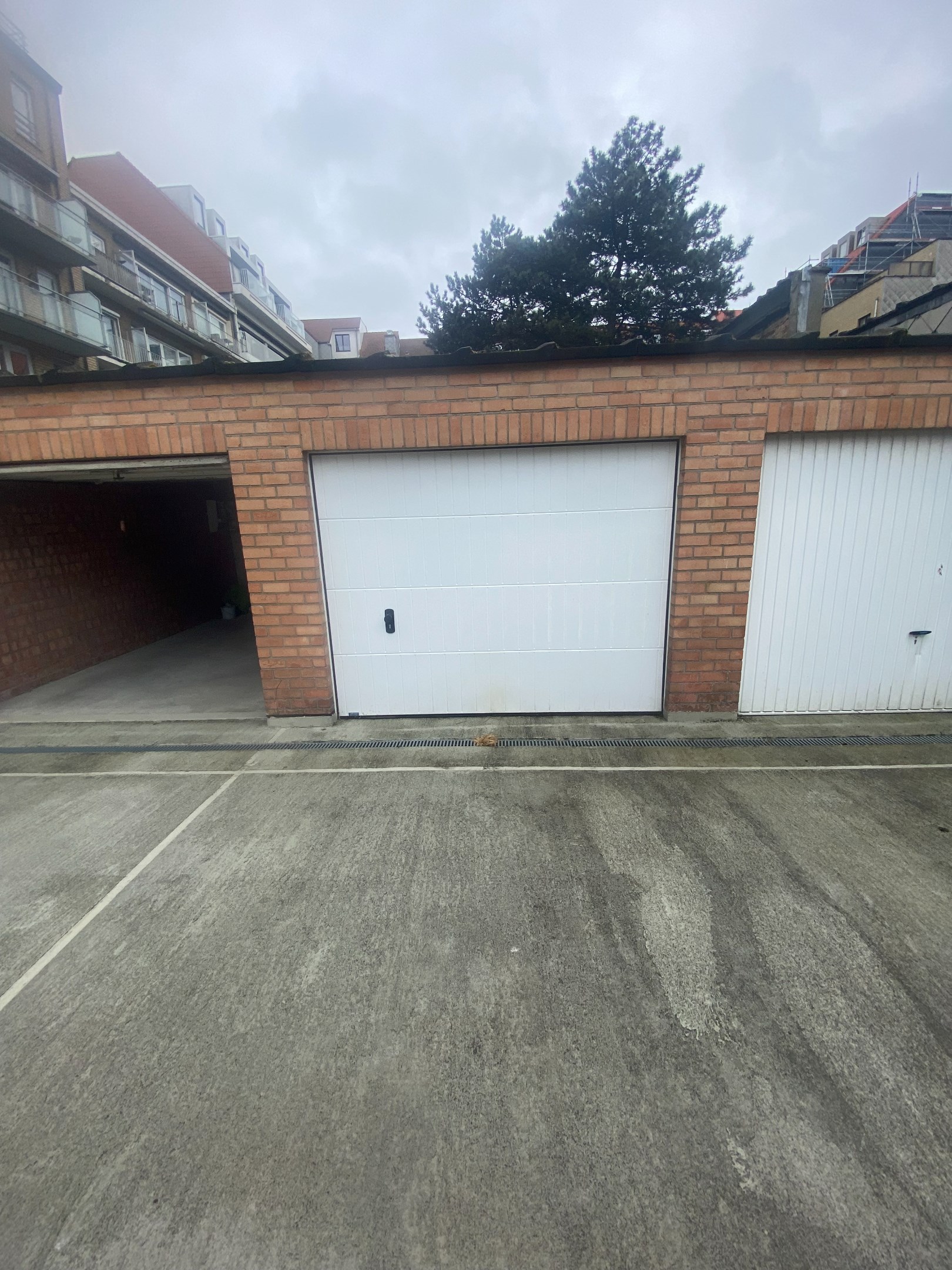 Garage central situ&#233; dans le centre de Knokke-Heist, &#224; Van Binnenlaan. 