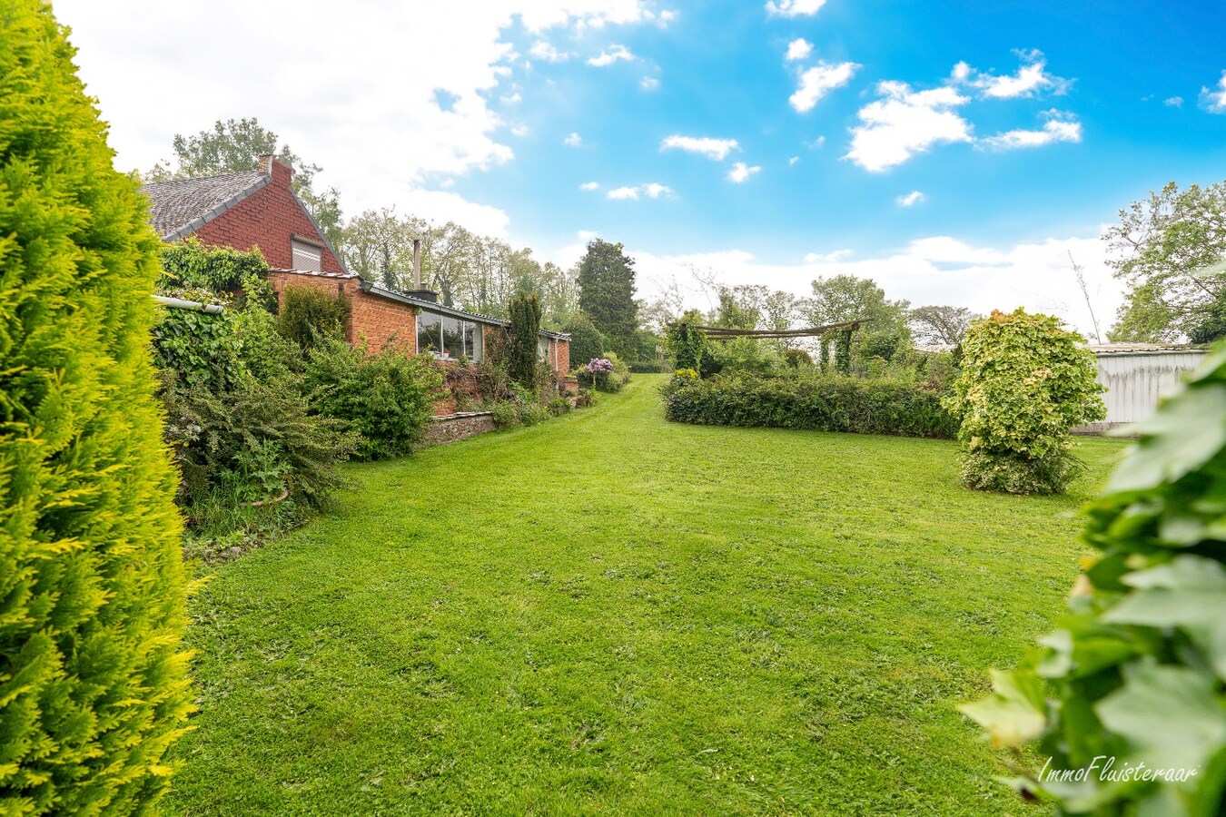 Maison authentique &#224; r&#233;nover avec jardin idyllique sur environ 95a. 