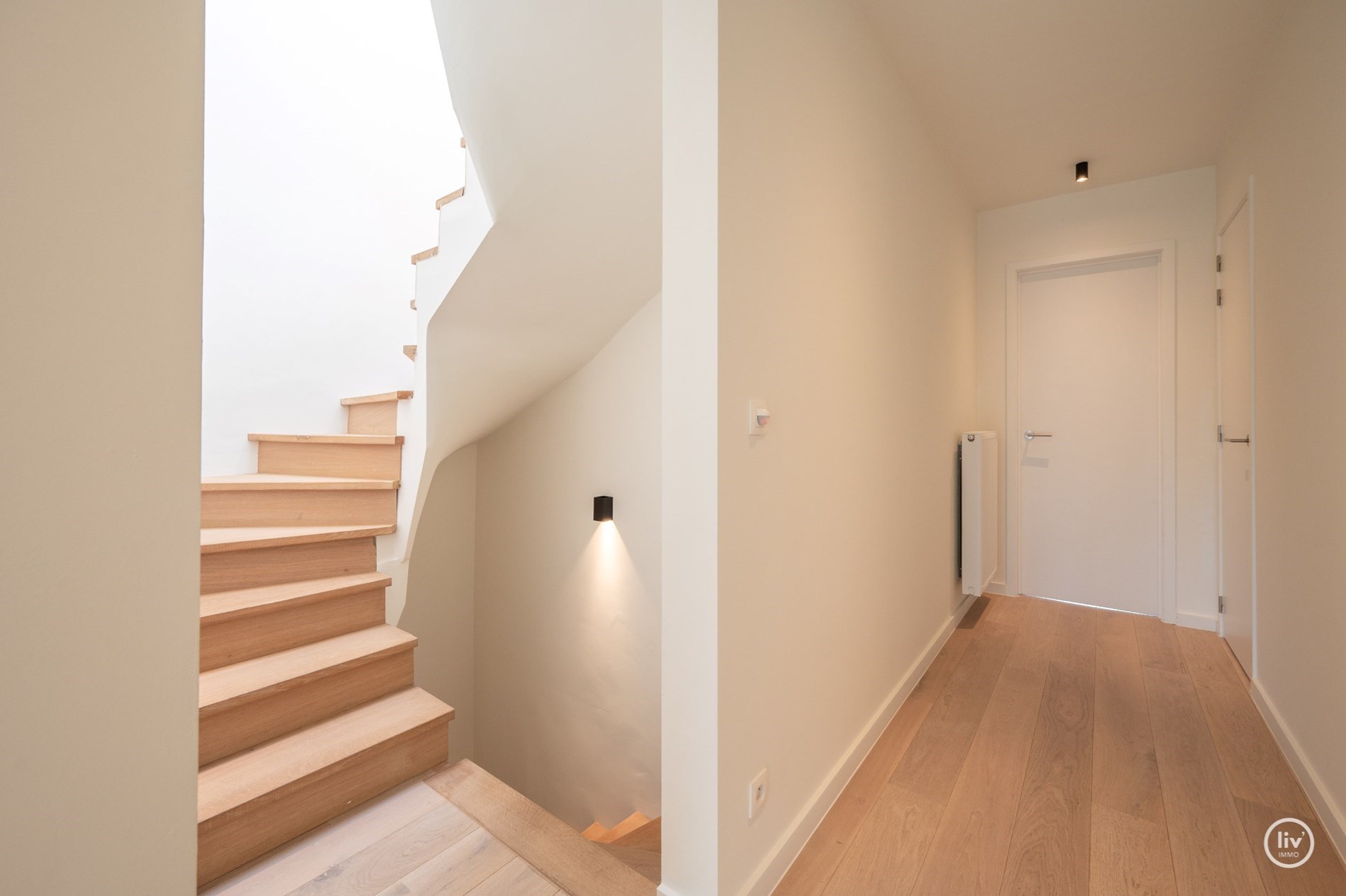 Prachtig, ruime en tevens r&#233;cente triplex (199 m2) in een zijstraat van de lippenslaan vlakbij de zeedijk te Knokke. 