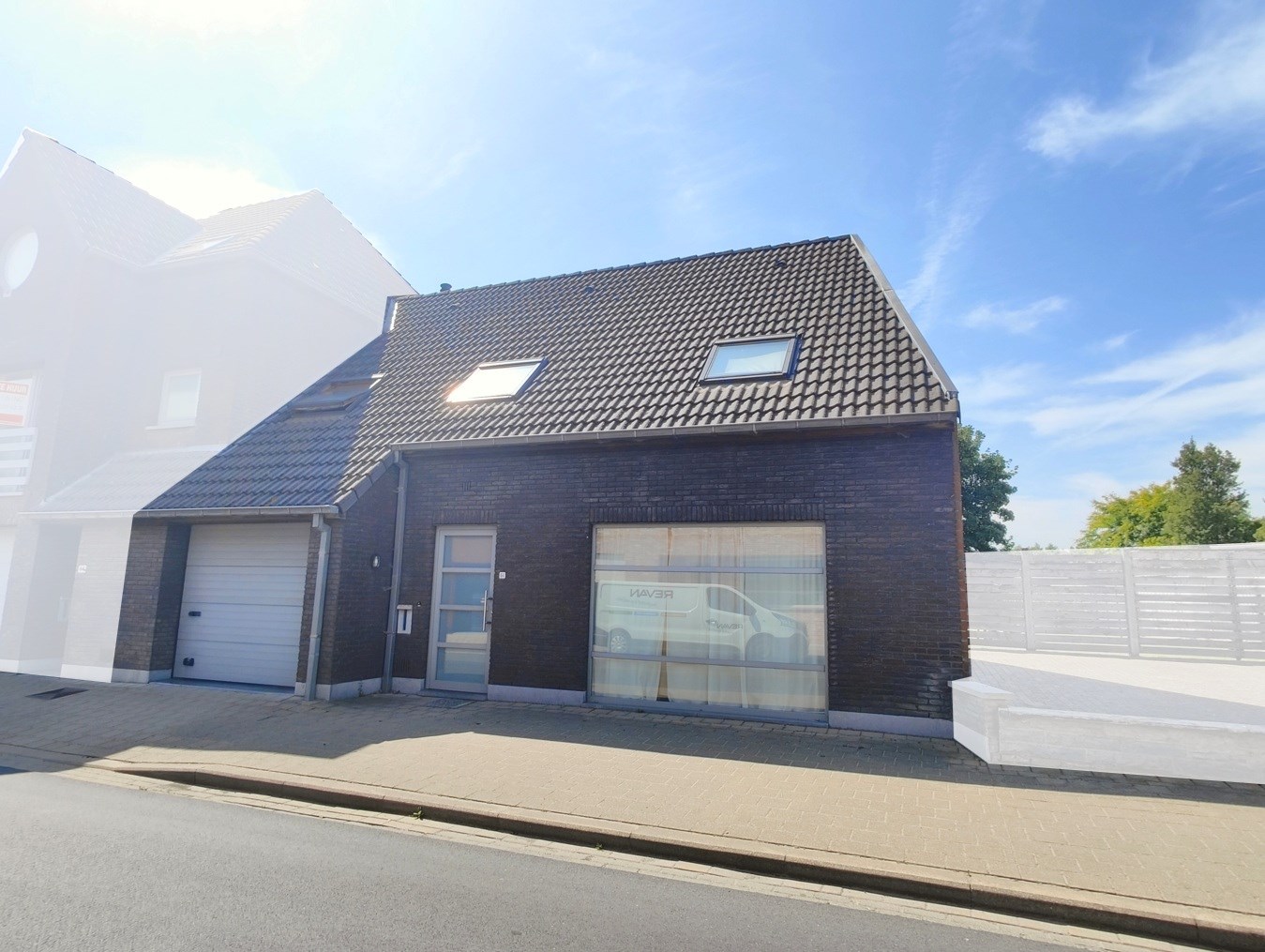 Ruime woning met achterliggende tuin en inpandige garage 