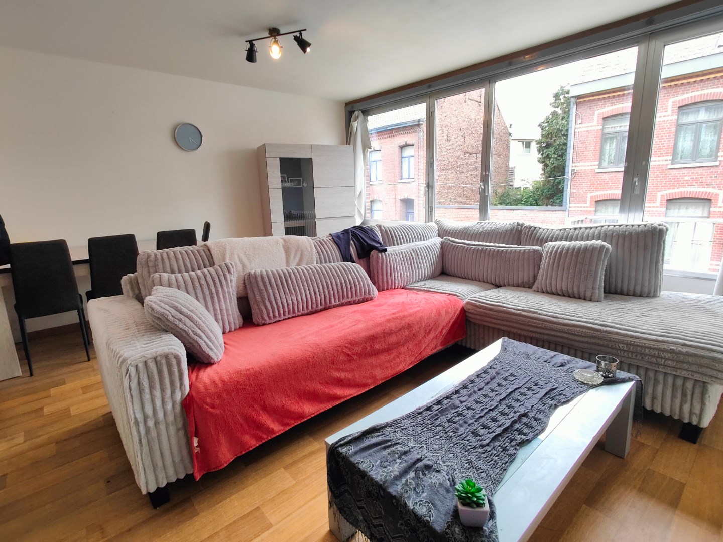 Centraal gelegen twee slaapkamer appartement met garage 