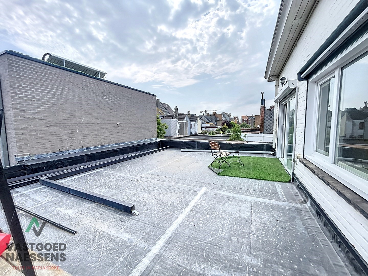 Maison d&#39;angle avec entrep&#244;t - garage - 5 chambres &#224; coucher et terrasse 