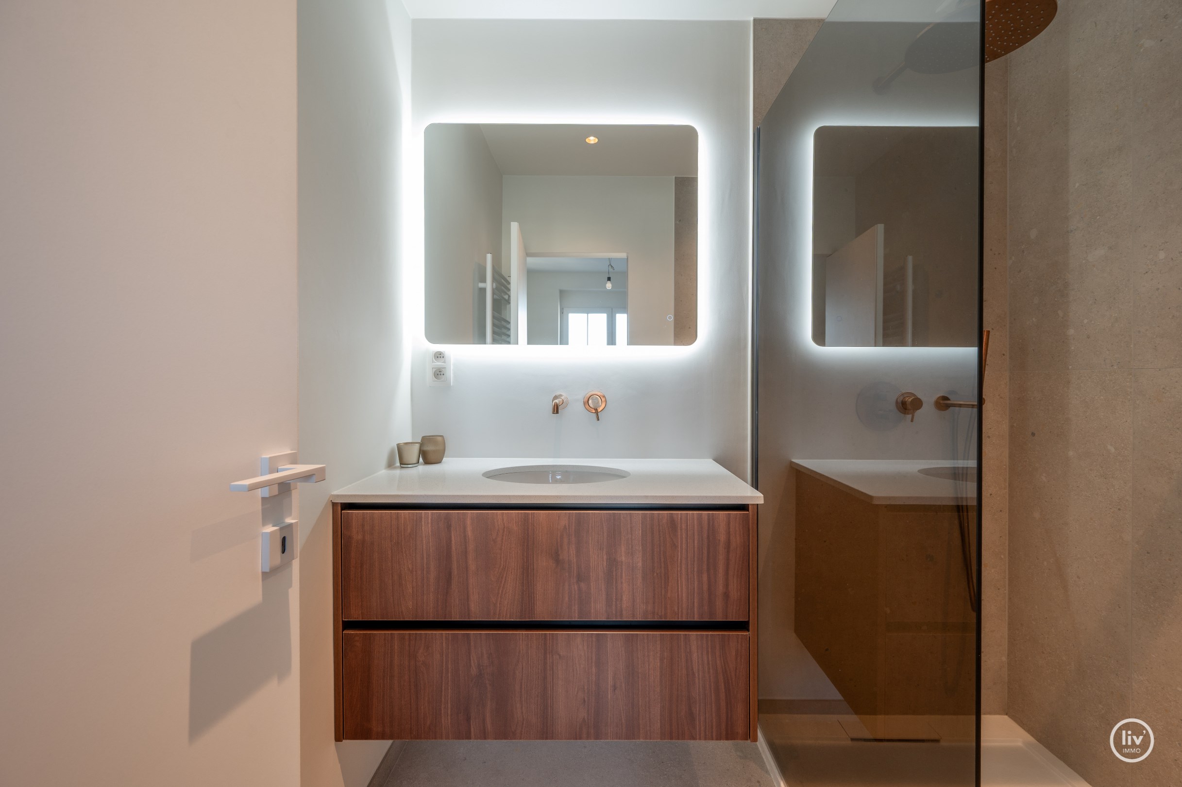 Gerenoveerd, lichtrijk appartement met 3 slaapkamers voorzien van alle luxe, gelegen op de Lippenslaan te Knokke. 
