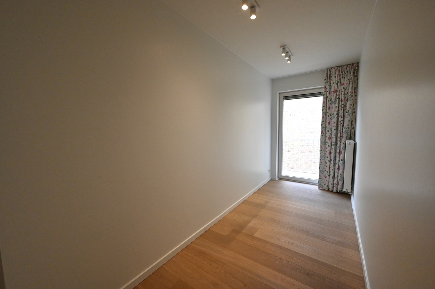 ONGEMEUBELD - Woonappartement in een rustige residentie, op de Lippenslaan (10m fa&#231;ade!). 