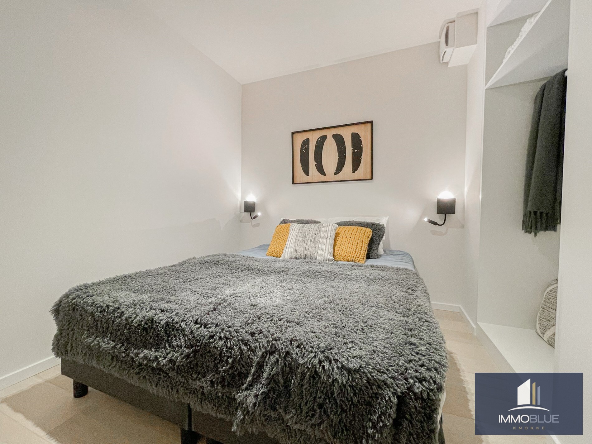 Volledig gerenoveerd lichtrijk appartement met een mooi zijdelings zeezicht, gelegen nabij het Driehoeksplein. 