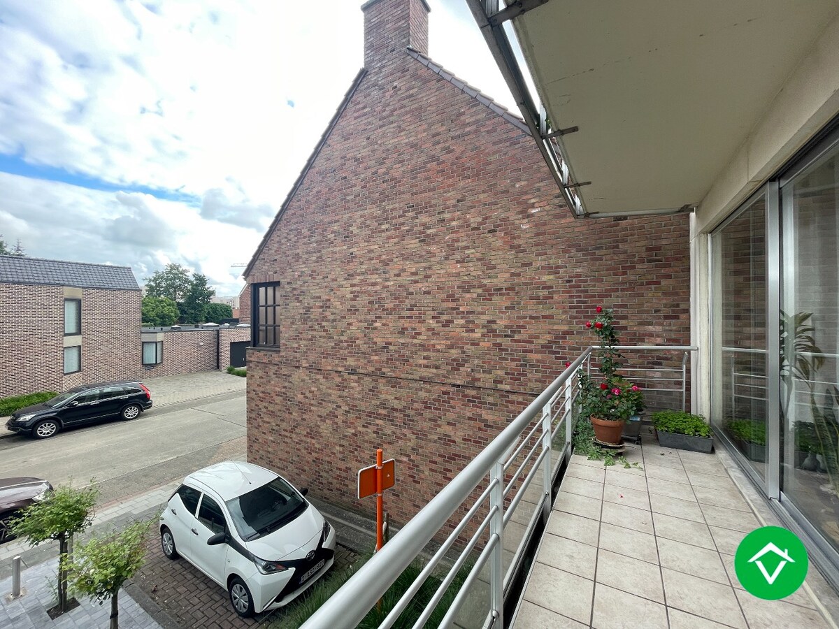 Centraal gelegen appartement met 2 slaapkamers en garage te Roeselare 
