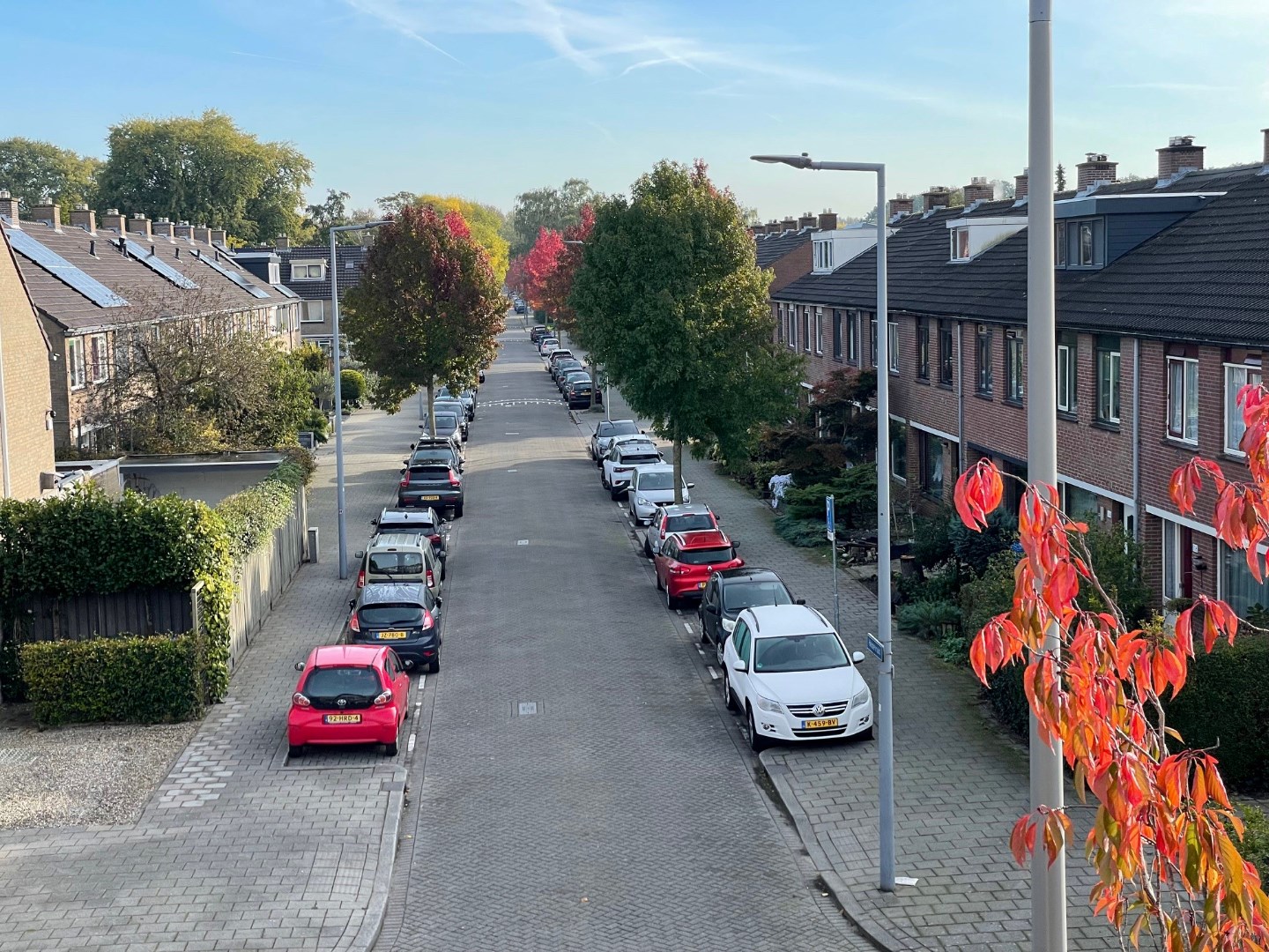 Met vrij uitzicht gelegen en goed onderhouden 5-kamer drive-in tussenwoning met kunststofkozijnen, open keuken en een diepe tuin op het westen, 