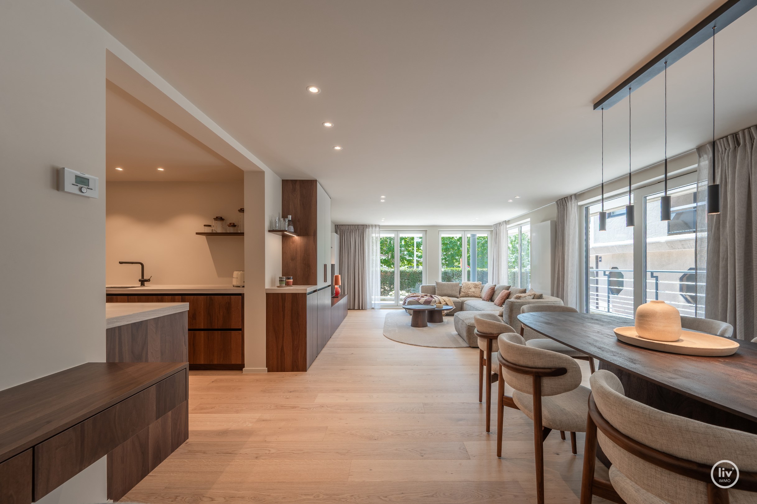 Stijlvol gerenoveerd hoekappartement  (130 m2) met royale gevelbreedte en zuidgerichte terras. 