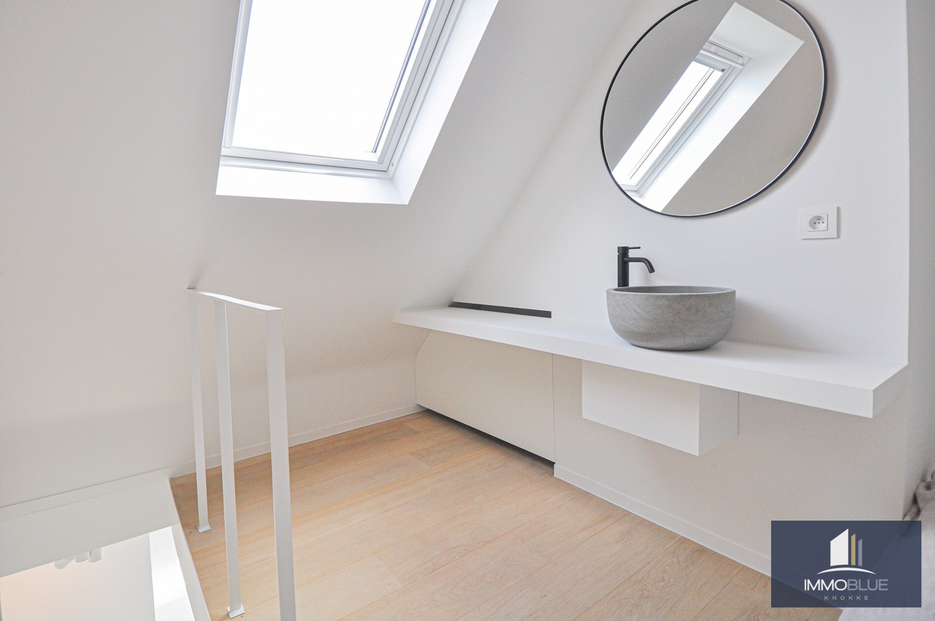 Appartement enti&#232;rement r&#233;nov&#233; avec une grande terrasse ensoleill&#233;e. 