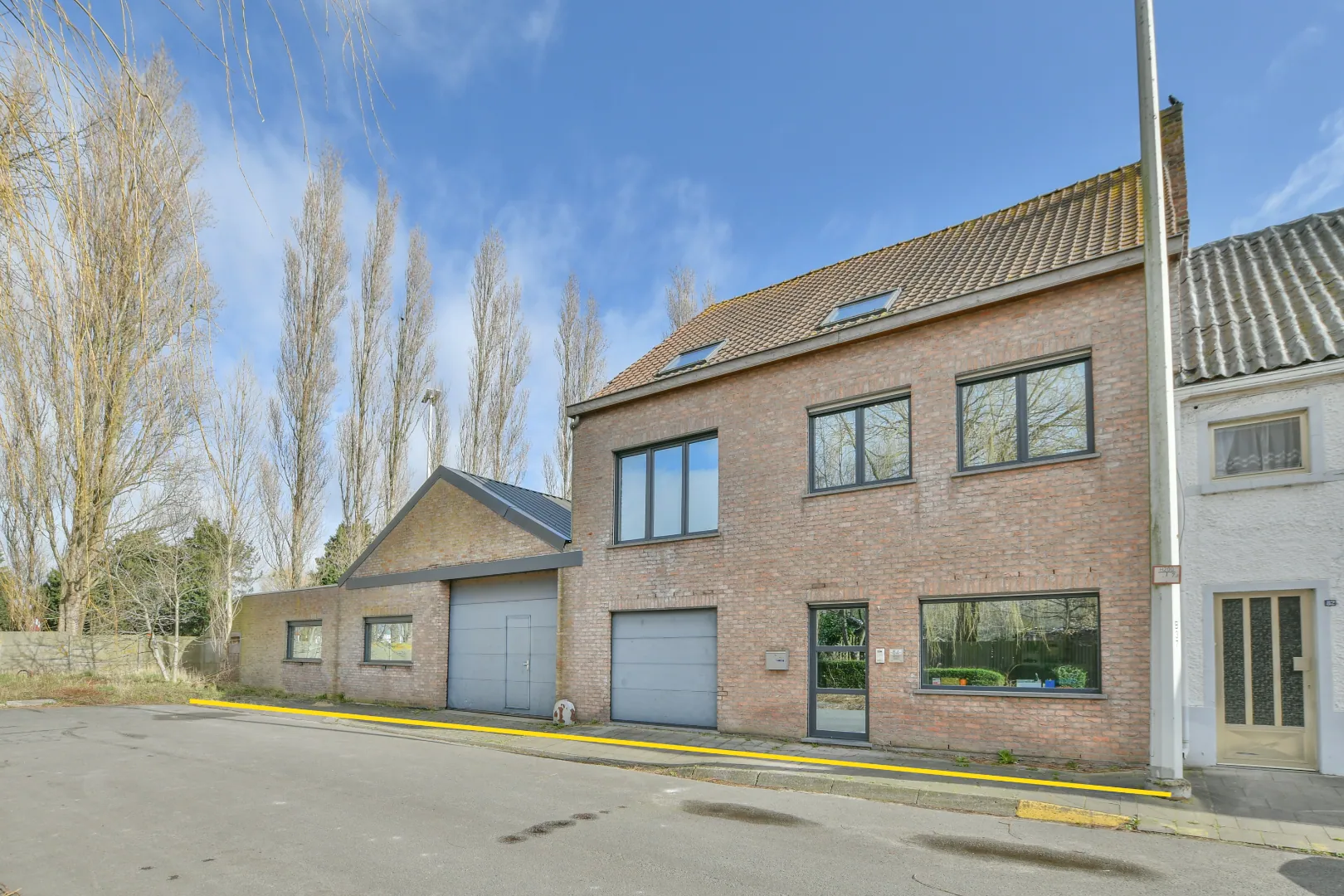 Zeer ruime gerenoveerde woning met loods (+/- 270 m²)  en tuin in Zandvoorde