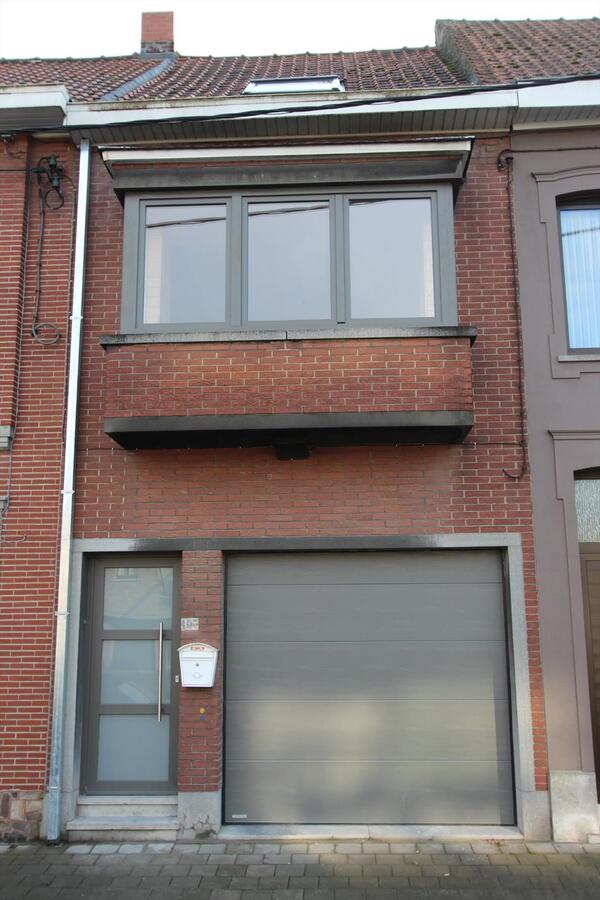 Volledig vernieuwde woning met 4 slaapkamers en garage te Roeselare 