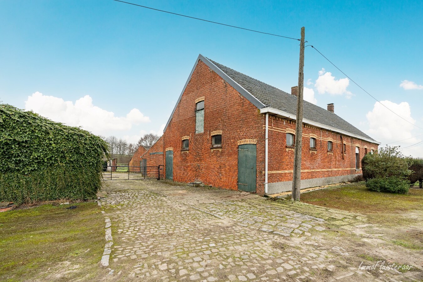 Karakteristieke hoeve met grote schuur op ca. 2 ha te Hoogstraten (Aankoop extra overliggend weiland van ca. 4 ha mogelijk) 