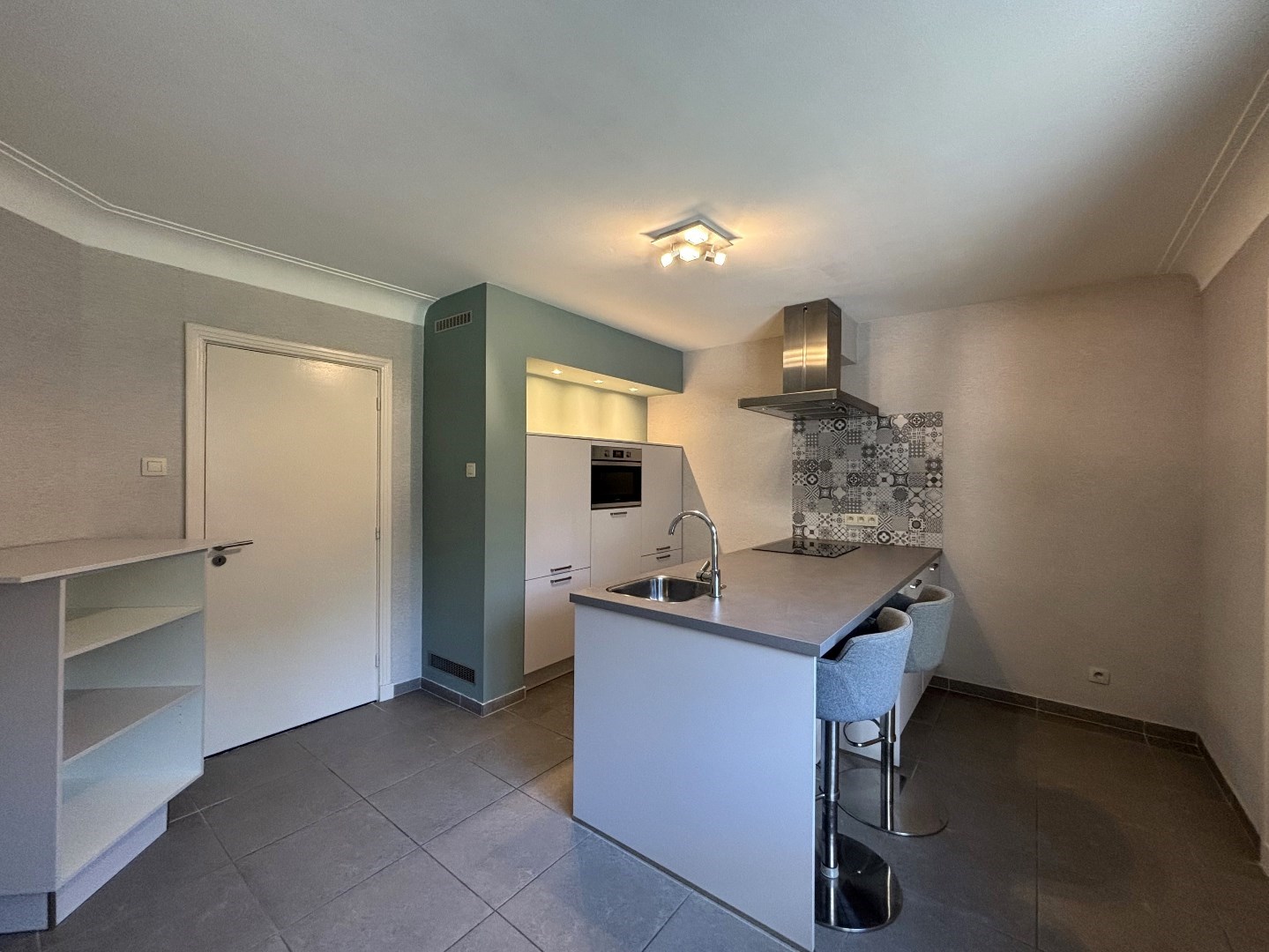 Instapklare duplex met 3 slpk. &amp; ruim terras (100 m&#178;) in hartje Neerpelt 