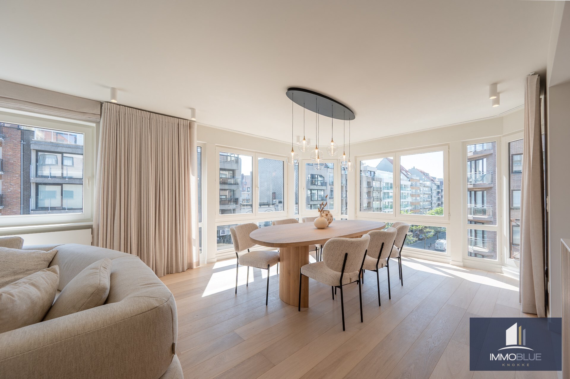 Appartement d’angle avec terrasse orient&#233;e au sud et belle vue sur la mer. 