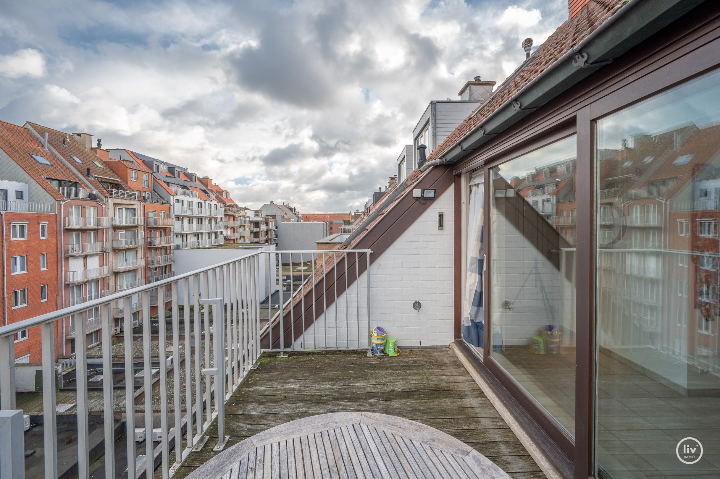 Appartement sous les toits spacieux et ensoleill&#233; (227 m2) avec environ 33m&#178; de terrasses situ&#233; au centre de Knokke, &#224; distance de marche de la digue et de la place Rubens. 