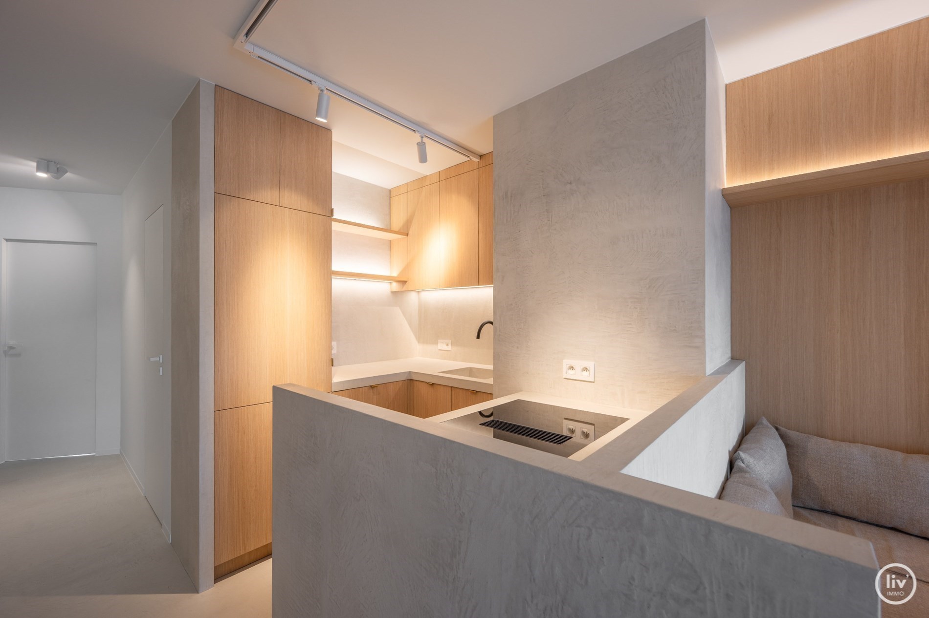 Prachtig gerenoveerd duplex appartement met ruim Westgericht terras gelegen op de Lippenslaan te Knokke. 