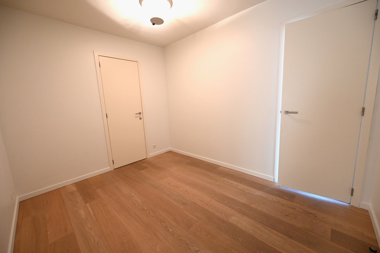 ONGEMEUBELD - Woonappartement in een rustige residentie, op de Lippenslaan (10m fa&#231;ade!). 