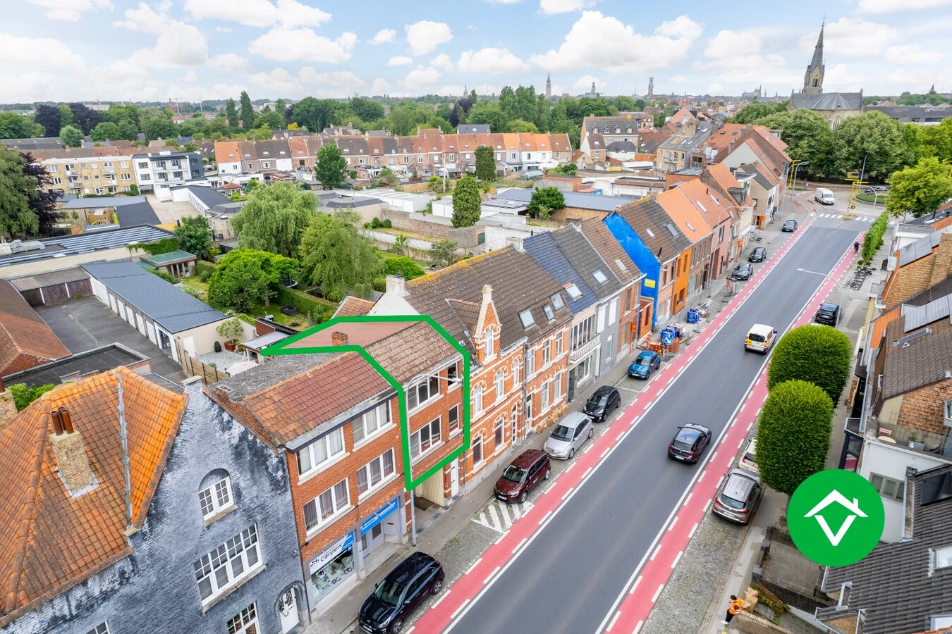 Charmante gezinswoning met twee slaapkamers en afgesloten garagebox te Sint-Kruis (Brugge) 